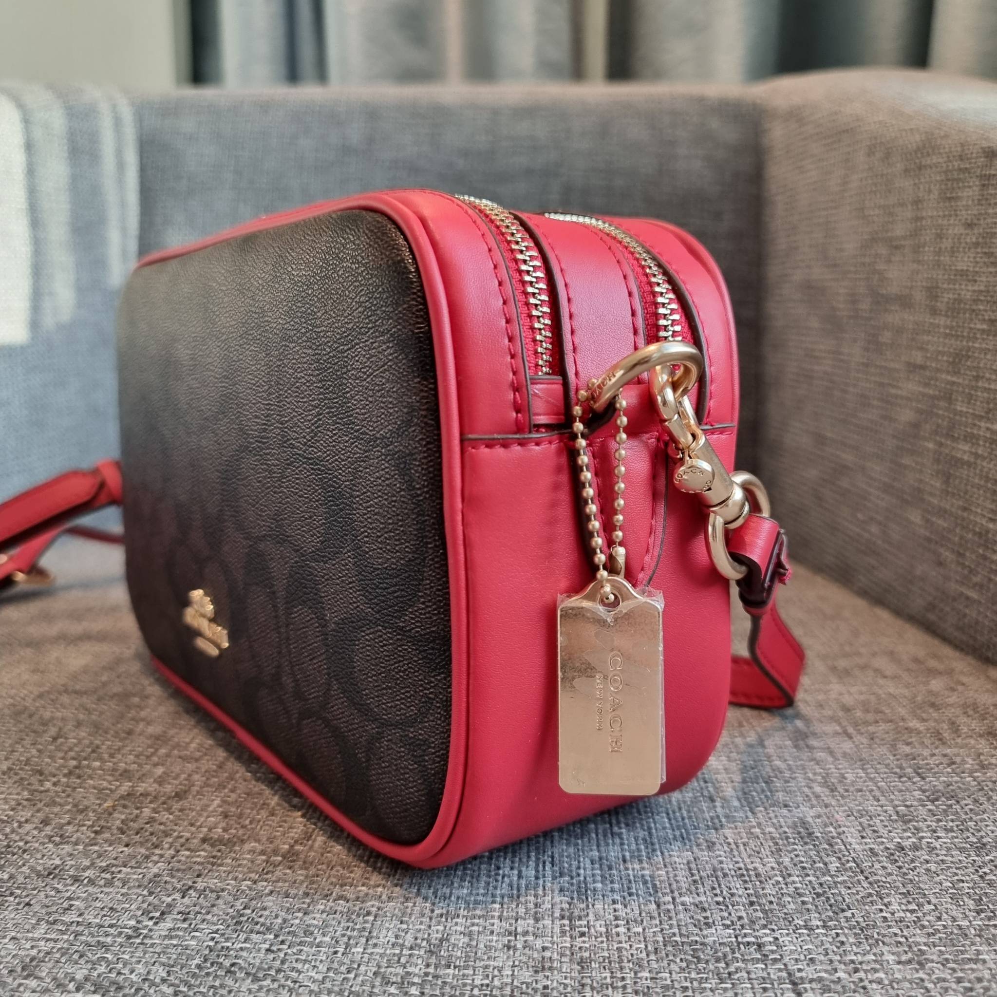 OUTLET 】COACH F68168 JES CROSSBODY IN SIGNATURE CANVAS รุ่นยอดฮิต!! กระเป๋าสะพายข้าง รุ่น 2 ซิป ใบใหญ่จุใจ สีคลาสสิคขายดี!! วัสดุหนังแคนวาสเคลือบลาย เปิด-ปิดด้วยซิป 2 ช่องหลัก ใช้งานง่าย ทรงสวยมากๆรุ่นนี้ มาพร้อมสายสะพาย crossbody ปรับได้ตามตัว ภายในใส่ขอ