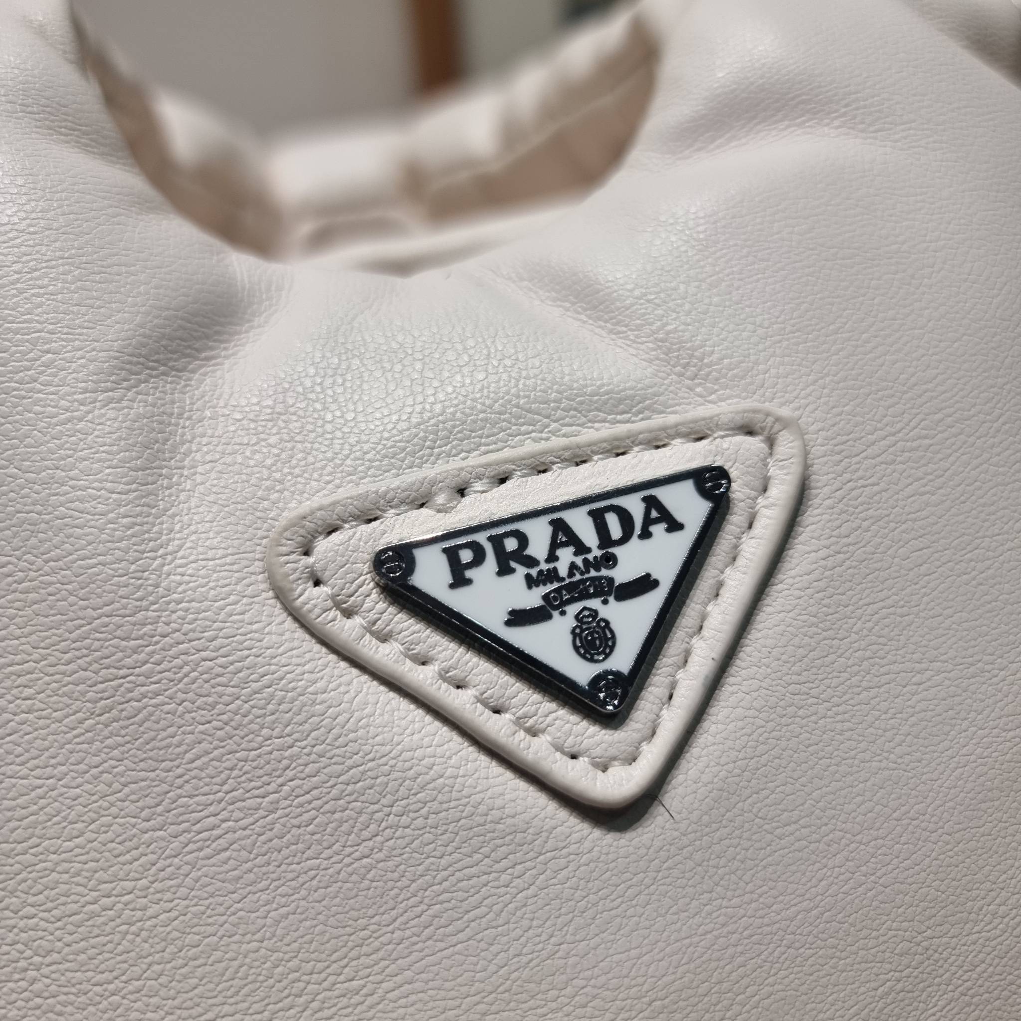 PRADA Small padded Soft nappa-leather bag พร้อมส่ง 4 สี น้องใหม่ล่าสุด กับคอลเลคชั่นที่ทำออกมาตอบโจทย์ได้ทุกไลฟ์สไตล์