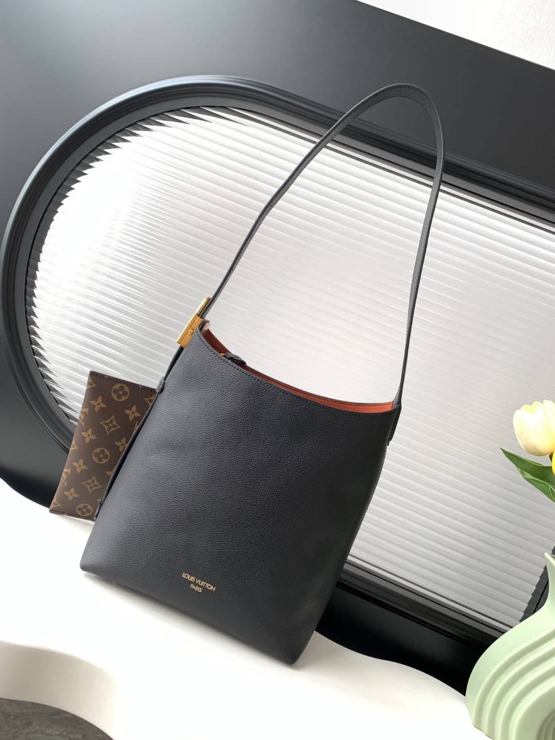 TOP ORI | หนังแท้ LV Low Key Hobo PM Bag เกรดเทียบแท้เทพดีสุด กระเป๋าสะพายทรงโท้ทรุ่นใหม่ เผยความเรียบหรูมีระดับด้วยรูปทรงเรียบง่ายและงานฝีมือประณีตไร้ที่ติ