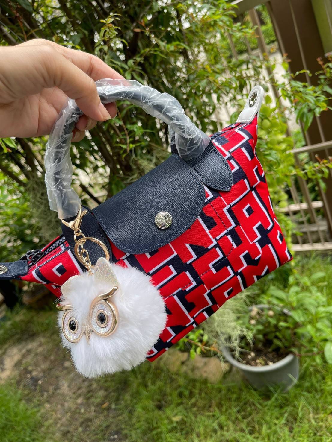 LONGCHAMP LE PLIAGE COLLECTION TOP HANDLE BAG XS พบกับคอลเลคชั่นใหม่ล่าสุด มีดีไซน์ที่เรียบหรูและคลาสสิก แฝงด้วยลูกเล่นแบบเฟมินีน แถมยังมีน้ำหนักเบาอย่างไม่น่าเชื่อ มาพร้อมกับหูจับกระเป๋าคู่และฝาปิดแบบกระดุม กระเป๋าถือใบนี้สามารถใช้ถือแบบทั่วไป มีสายสะพาย