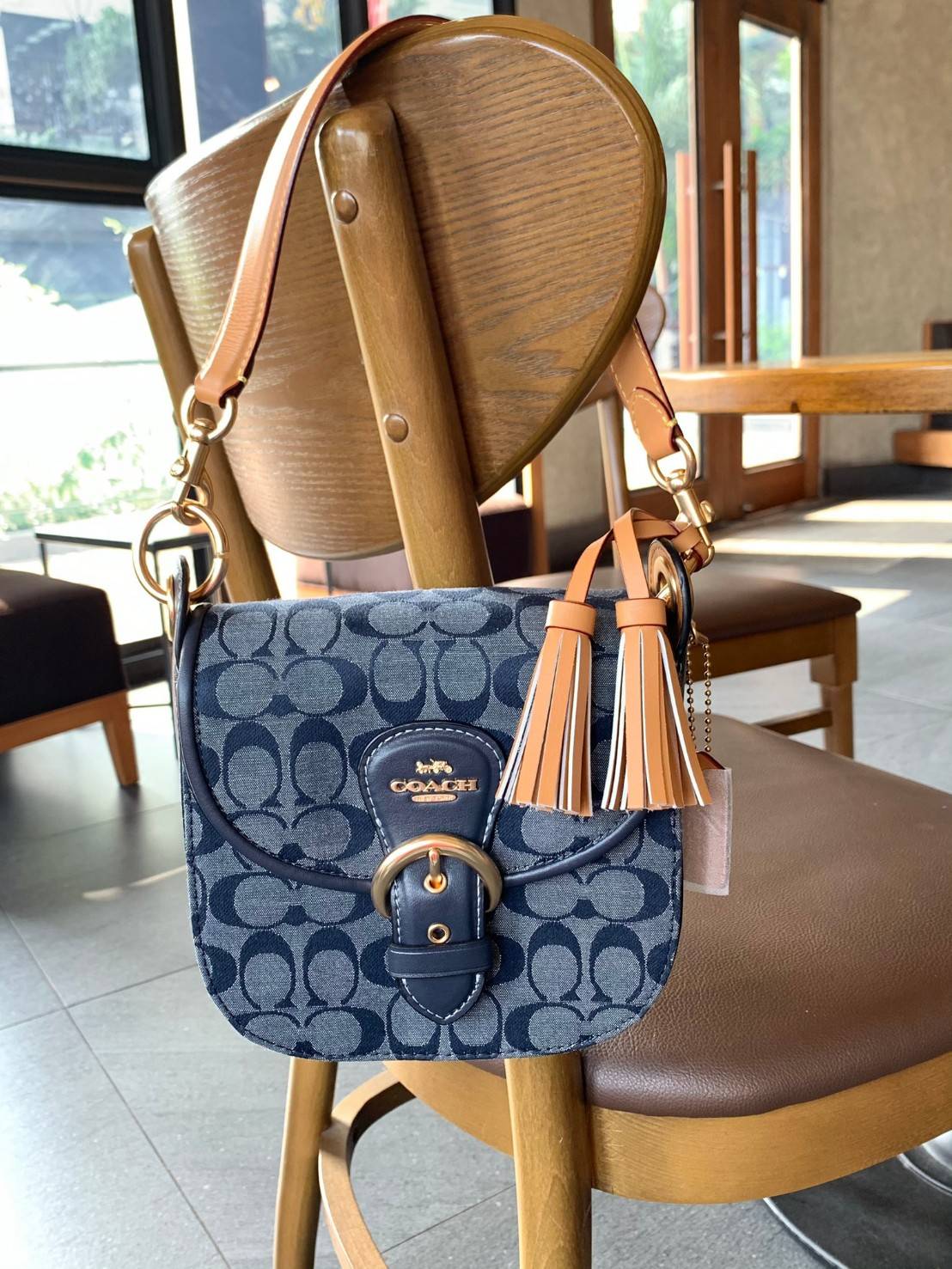 COACH KLEO IN SIGNATURE CHAMBRAY ((C8512)) / Kleo Shoulder Bag 23 In Signature Chambray 📣พร้อมส่งที่ไทย กับคอลเลคชั่นใหม่ล่าสุด ที่คุณต้องมี! สุดคุ้ม! กระเป๋าหิ้ว//ไคล้องไหล่//หรือสะพายข้างได้ วัสดุผ้า Chambray ทอลายแบรนด์ตัดขอบหนังแท้ได้สวยงามค่ะ