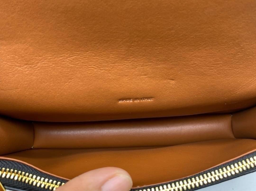 CELINE WALLET ON STRAP / CELINE TRIOMPHE CLUTCH กระเป๋าสะพายข้างใบเล็กสวยคลาสสิค สวยตะโกน งานเป๊ะปัง มีสายสะพายหนังสีน้ำตาล ถอดสายออกเพื่อเป็นกระเป๋าถือทรงคลัชท์เปลี่ยนลุคช์ ลวดลายtriomphe ความเป็นแบรนด์ CELINE ได้อย่างชัดเจน ให้ความรู้สึกที่ดูวินเทจ ที่ส