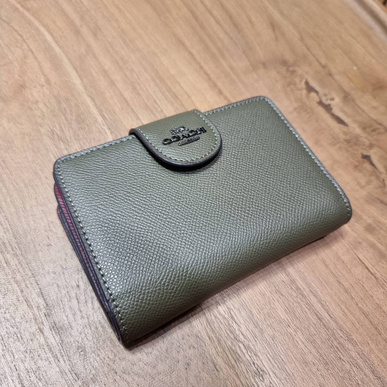COACH 6390 MEDIUM CORNER ZIP WALLET เดอะเบสท์รุ่นที่สาวๆตามหา!! ดีไซน์ใหม่ สวยสะกด!! กระเป๋าสตางค์ใบกลาง สีคลาสสิค เรียบแต่แฝงความหรู บอกเลยว่ามันละมุนมาก!! ด้วยวัสดุหนัง crossgrain ที่ดูแลรักษาง่าย และยังดูผู้ดี ถือใช้แล้วขับผิวทุกสี ภายในมีช่องใส่บัตรแล