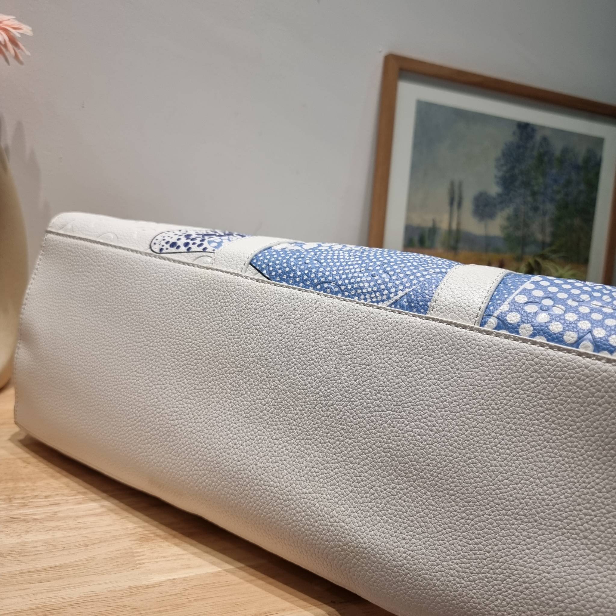 LV x YK Sac Plat 24H Bag Taurillon Monogram / LV × YK SAC CARRYALL TOTE ใหม่รับ summer สดใสฉีกทุกกฏ เพราะใช้ได้แบบยูนิเซ็กส์ กับกระเป๋าเดินทางมาในรูปแบบของทรงโท้ท ใบใหญ่ จุได้แบบจุกๆ ดีไซน์ลวดลายโดดเด่น