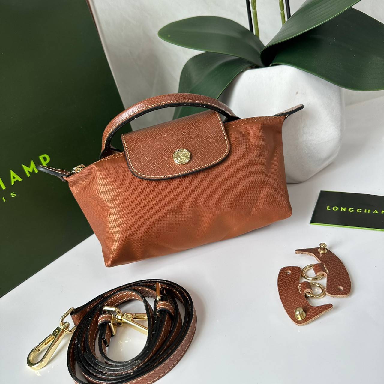 LONGCHAMP LE PLIAGE ORIGINAL Pouch with handle กระเป๋าใบเล็กขนาดกระทัดเหมาะกับใส่ของจำเป็นจุกจิก กันน้ำได้ พร้อมส่ง
