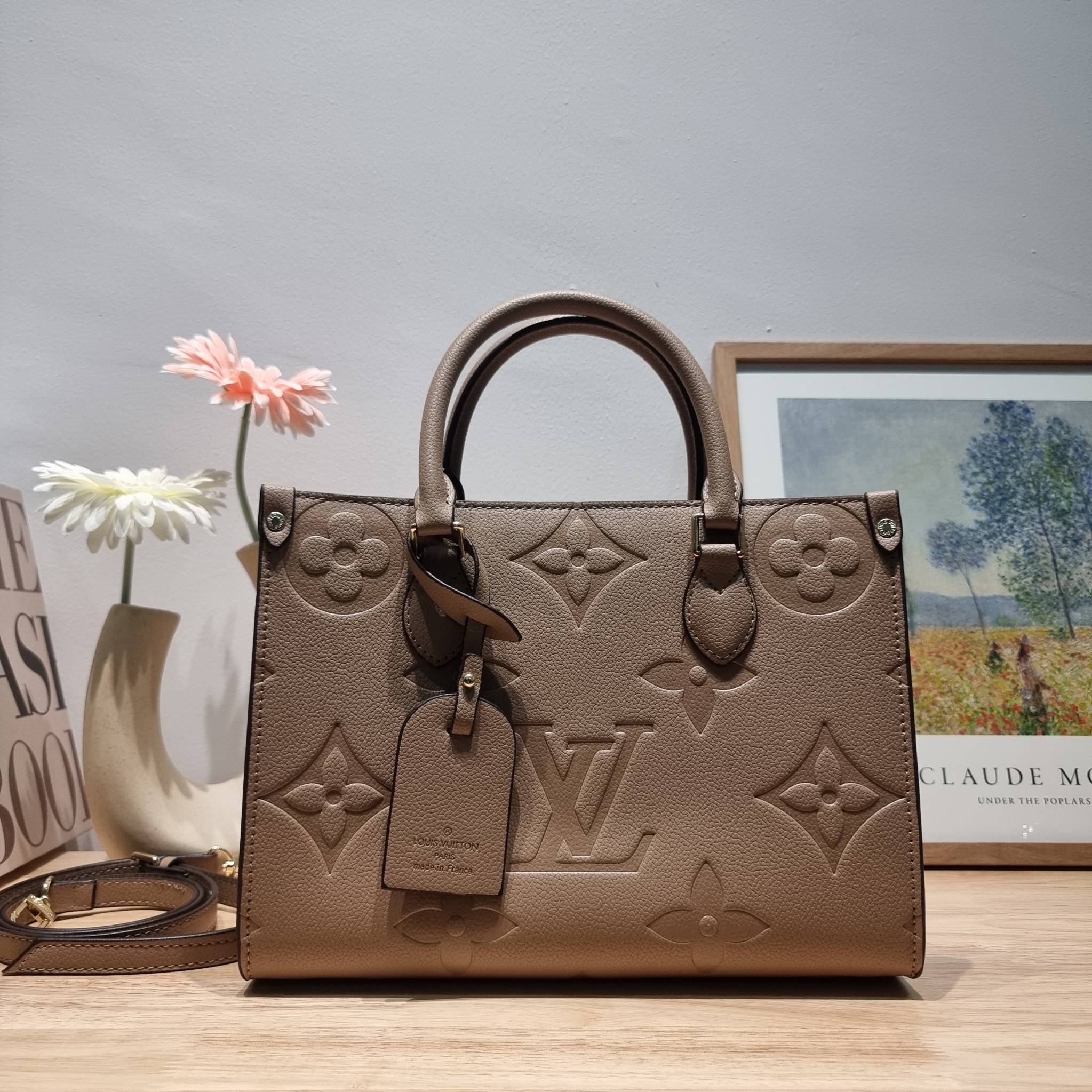 LV Onthego / LV crossbody tote bag กระเป๋าทรงโท้ทเวอร์ชั่นดั้งเดิม ที่คลาสสิค ผู้ดี หรูหรา โทนสีใช้งานง่าย ได้ทุกลุค ทุกสไตล์ วัสดุหนังลูกวัว ผิวลายเกรน มาพร้อมหูจับในตัว คล้องแขนก็ดูแพง หรือจะเกี่ยวสายครอสสะพายก็อัพลุคได้เลย ภายในโล่งกว้างมาก มีอะไหล่เกี