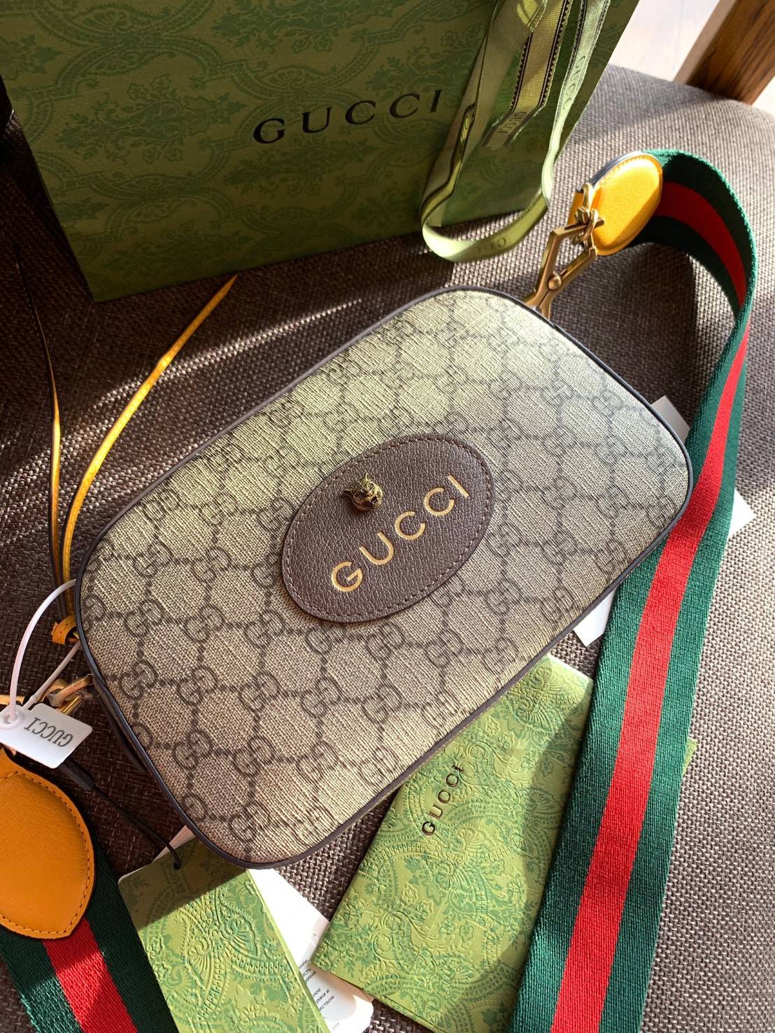 ORI หนังแท้ GUCCI GG SUPREME MESSENGER BAG กระเป๋ารุ่น Unisex ใช้ได้ทั้งหญิงชาย อีกหนึ่งไอเทมที่ต้องมีติดตัวสักใบค่ะ กระเป๋าสะพายข้างหรือครอสบอดี้ร์ งานหนังแกะแท้คุณภาพเกินราคา