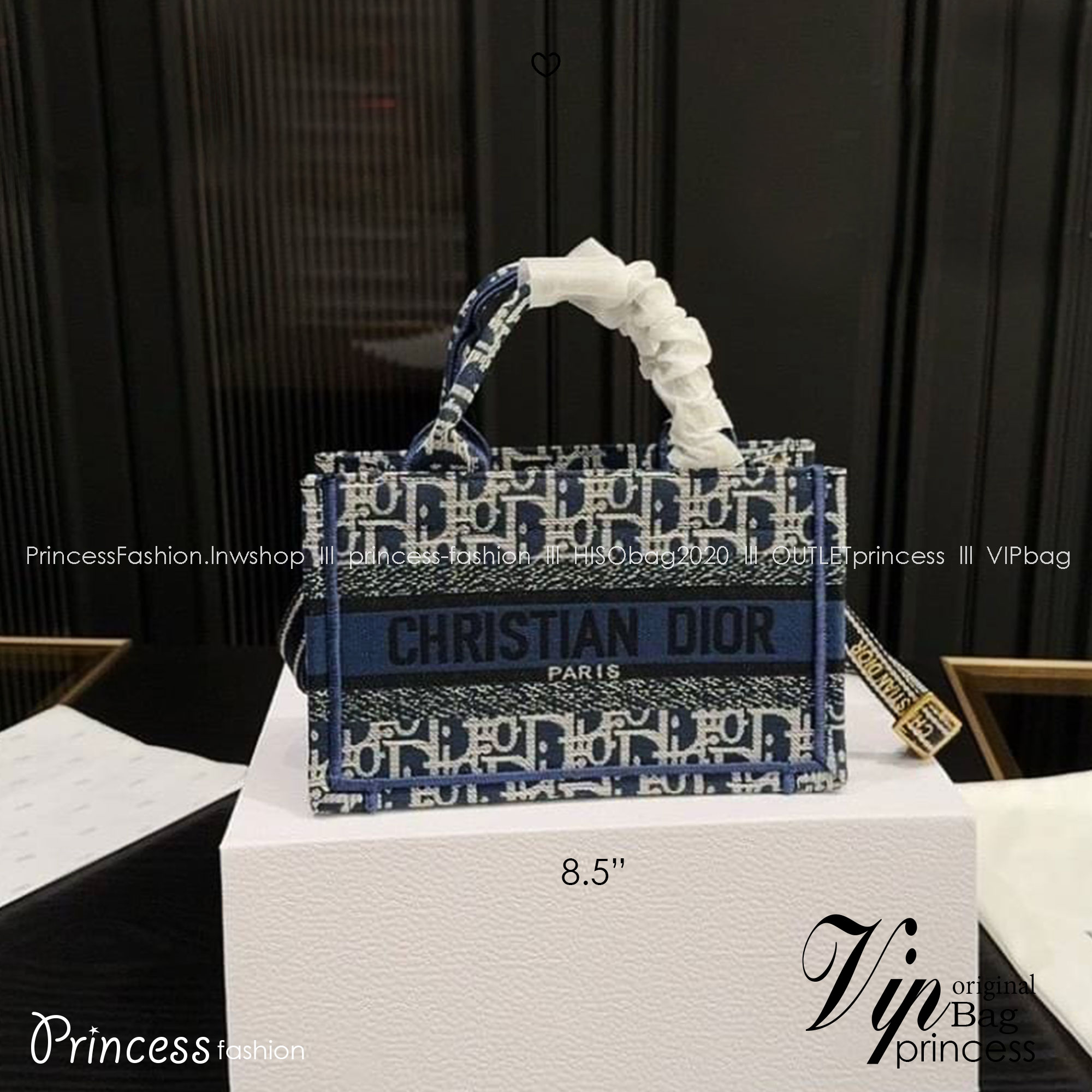 DIOR Book Tote Oblique denim jacquard กระเป๋าทรงโท้ทรุ่นใหม่ งานเดนิม โทนสีเป็นเอกลักษณ์ได้อย่างลงตัว คมชัดสวยงามและหรูหราในตัว ใช้งานง่าย ด้านในกระเป๋ากว้างมาก จุของได้สบายๆ