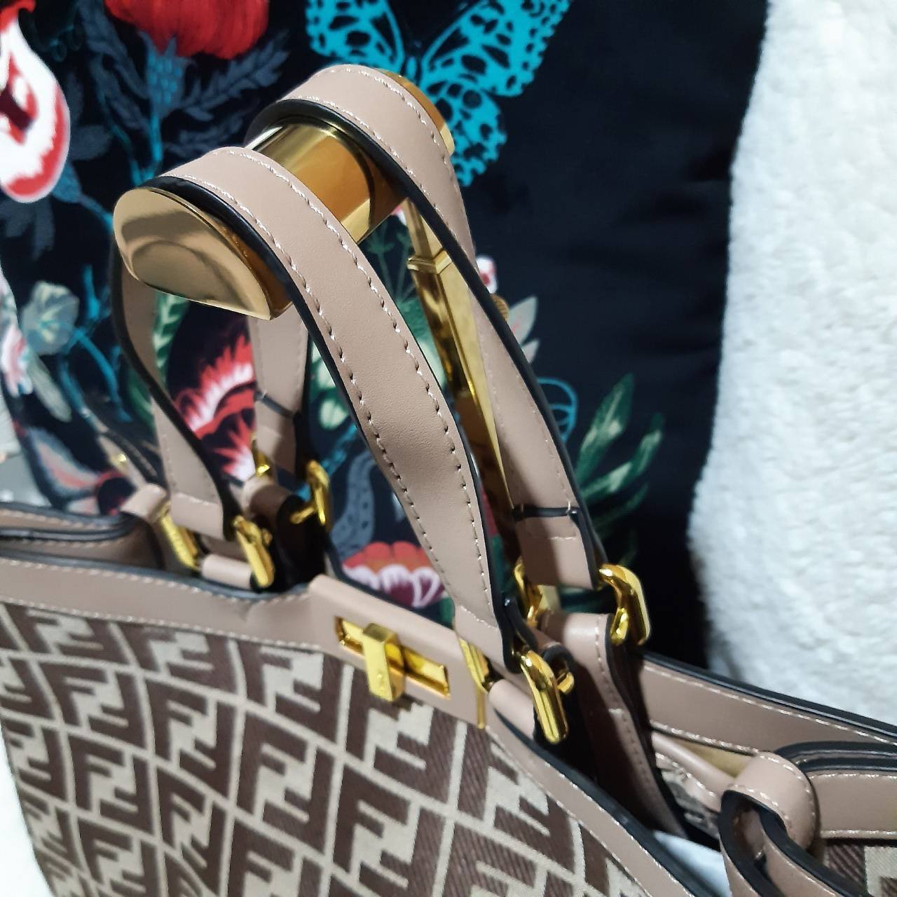 พรีเมี่ยมกิ๊ฟแท้ 100% 】FENDI NEW TOTE GIFT BAG กระเป๋าถือ/สะพายไหล่ น้ำหนักเบา ทรงสวย หรู ดูแพงเกินเบอร์!!