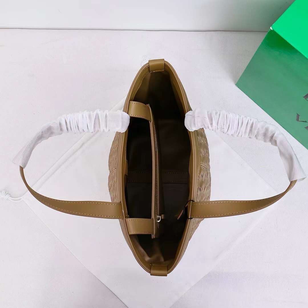 BOTTEGA Small Flip Flap Tote bag soft Intrecciato leather with zippered pocket กระเป๋าทรงโท้ทดีไซน์สานเป็นเอกลักษณ์หรูหรา จุของได้เยอะ เกรดออริ สลับแท้ 1:1 ใช้งานต่างประเทศได้