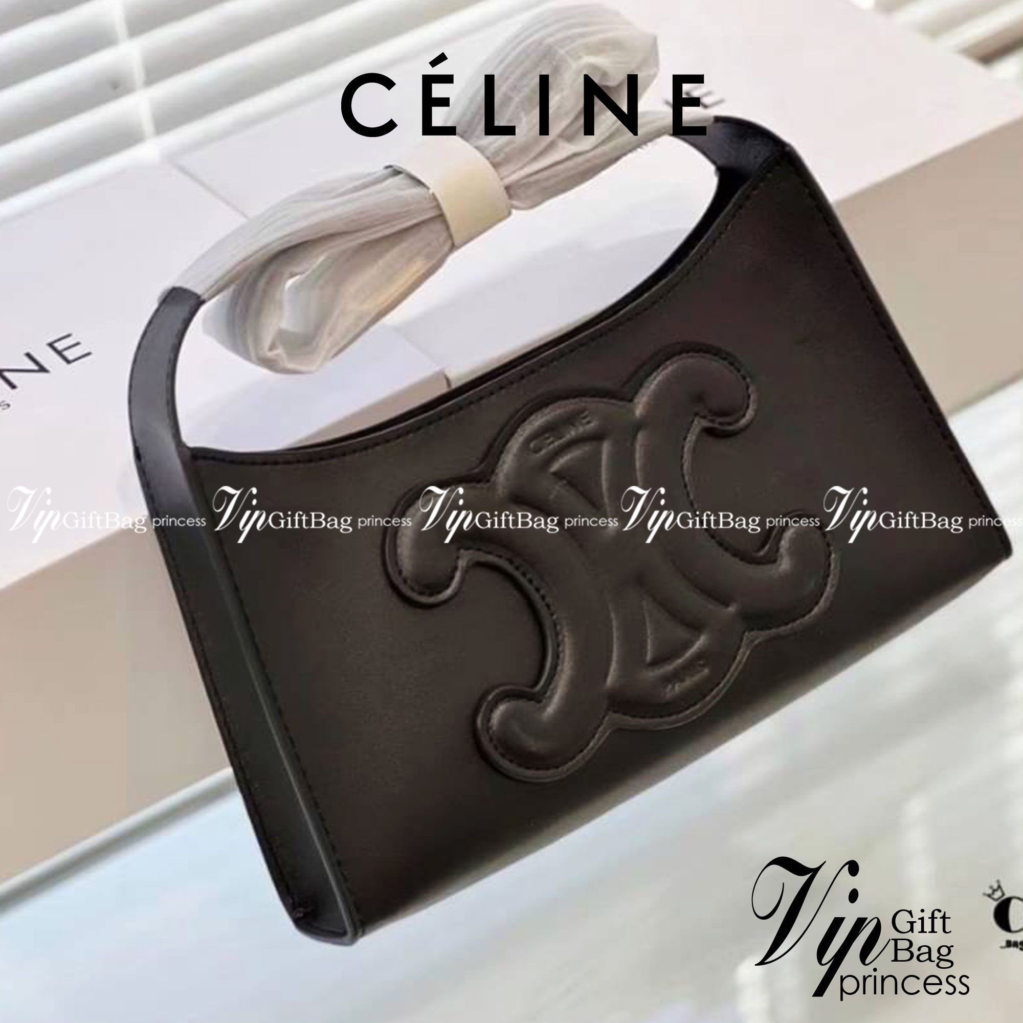 CELINE TRIOMPHE SHOULDER BAG กระเป๋าสะพายไหล่ดีไซน์เรียบหรูและดูทันสมัย ให้คุณเลือกสะพายในชีวิตประจำวันเข้ากับการแต่งตัวสบาย ๆ หรือจะสะพายออกงานปาร์ตี้สังสรรค์ก็ช่วยให้คุณดูโดดเด่น มีรูปทรงที่ดูแข็งแรงจึงไม่เสียรูปทรงแม้ใส่ของจำนวนมากก็ตาม รุ่นใหม่ ซิปบน 