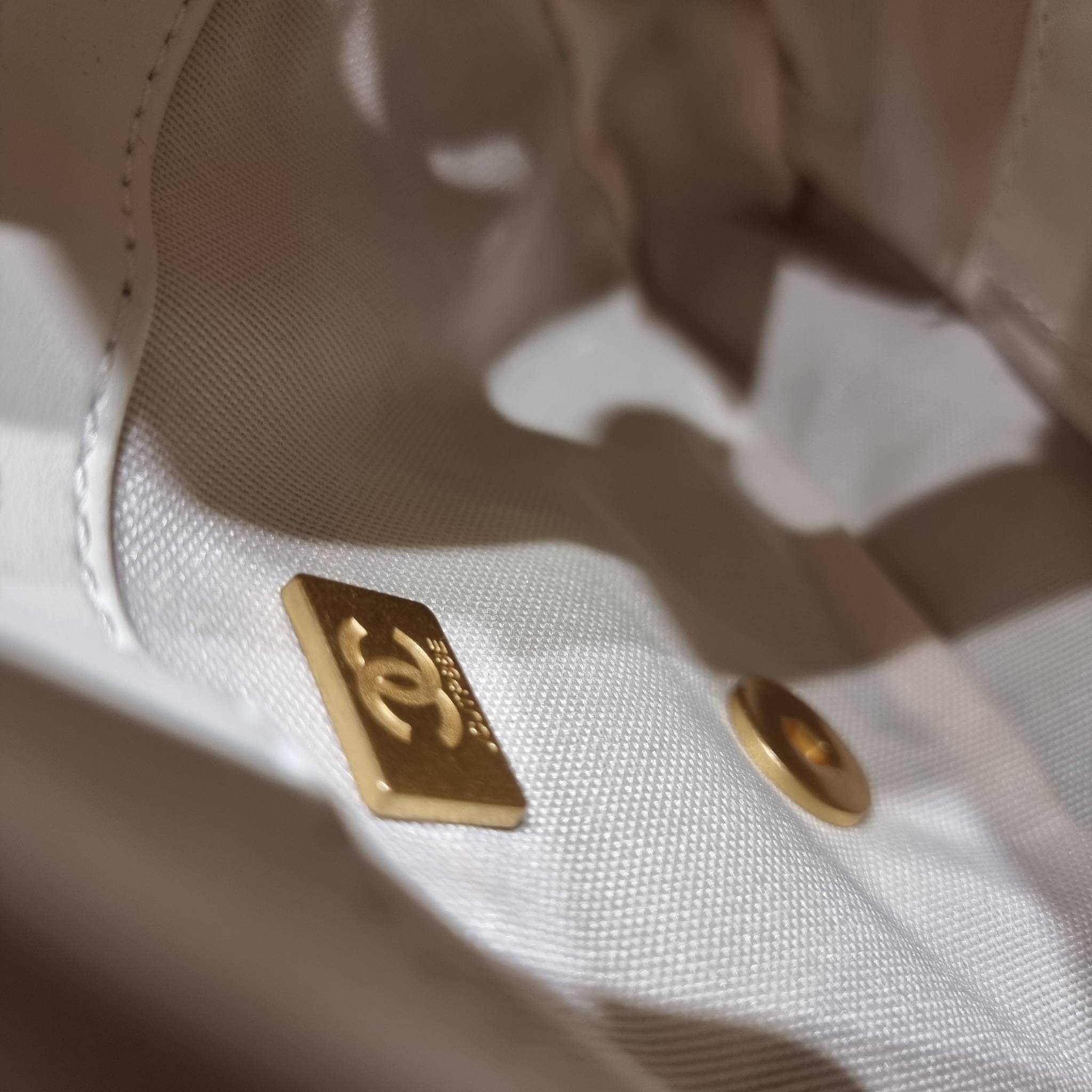 Chanel chunky chain bag สวยฟาดย้อนยุคความหรู ในราคาที่จับต้องได้ กับกระเป๋าสะพายไหล่ ไซส์กำลังสวย โดดเด่นด้วยสายสะพายโซ่สลับหนังเส้นใหญ่ ทนทาน ดูแพง