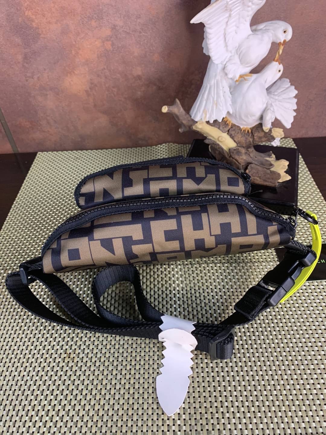 LONGCHAMP LE PLIAGE LGP BELT BAG M เท่ห์อย่างมีสไตล์กระเป๋าทรงคาดอกและคาดเอวดีไซน์แนวสปอร์ต เพิ่มความโดดเด่นทันสมัยด้วยลายซิกเนเจอร์ มีช่องซิปที่ใช้งานง่ายช่วยให้คุณหยิบใช้สิ่งของจำเป็นได้อย่างสะดวกและง่ายดาย และผสานสายรัดแบบปรับได้เข้ากับหัวเข็มขัดตัวล็อ