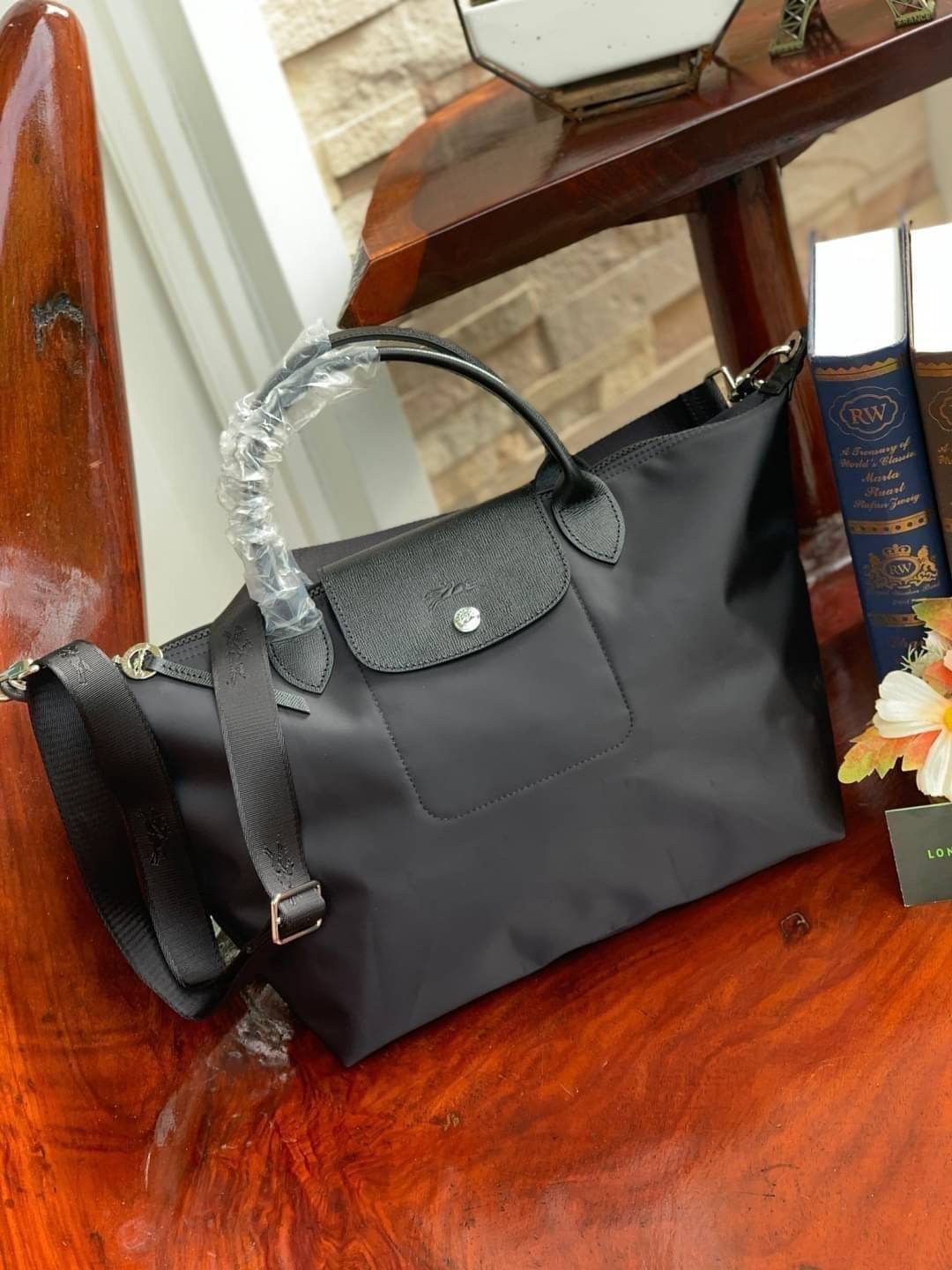 8สี พร้อมส่ง Longchamp LE PLIAGE NÉO TOP HANDLE BAG (medium size) อีกหนึ่งรุ่นยอดนิยม ที่สาวๆ ต้องมีไว้เก็บไว้สักใบ กระเป๋าโท้ทใบนี้ มาพร้อมกับสีที่มีสไตล์เรียบง่าย มีสายสะพายยาวปรับสั้นยาวได้ช่วยให้คุณสามารถสะพายไหล่ได้อย่างสบาย ในตัวสายปักโลโก้อันเป็นสั