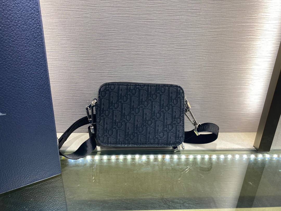 หนังแท้ DIOR POUCH WITH SHOULDER STRAP Oblique Jacquard พร้อมส่งที่ไทย งานหนังแท้และผ้าแจ็คการ์ดออริจินอล ภาพสินค้าถ่ายจากงานขายจริง ใช้งานต่างประเทศได้