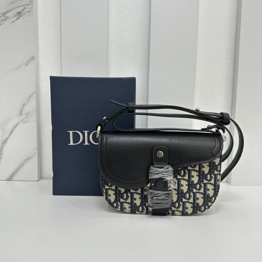 พร้อมส่ง 2 สี DIOR Mini Saddle Messenger Bag with Flap กระเป๋าคาดอกดิออร์ เกรดออริ สลับแท้ 1:1 ใช้ต่างประเทศได้