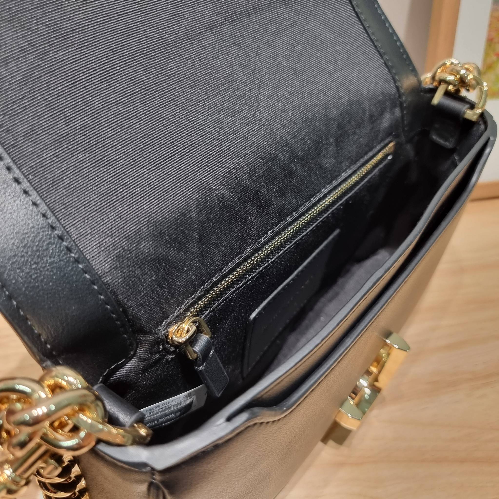 MARC JACOBS THE J MARC SHOULDER BAG คอลเลคชั่นใหม่ล่าสุด สวยฟาดกว่าใคร ใบไหนๆก็ต้องหลีก กับกระเป๋าสะพายไหล่สุดหรู รูปทรงใช้งานง่าย ดีไซน์เรียบ แต่แฝงไปด้วยความผู้ดี ดูแพง