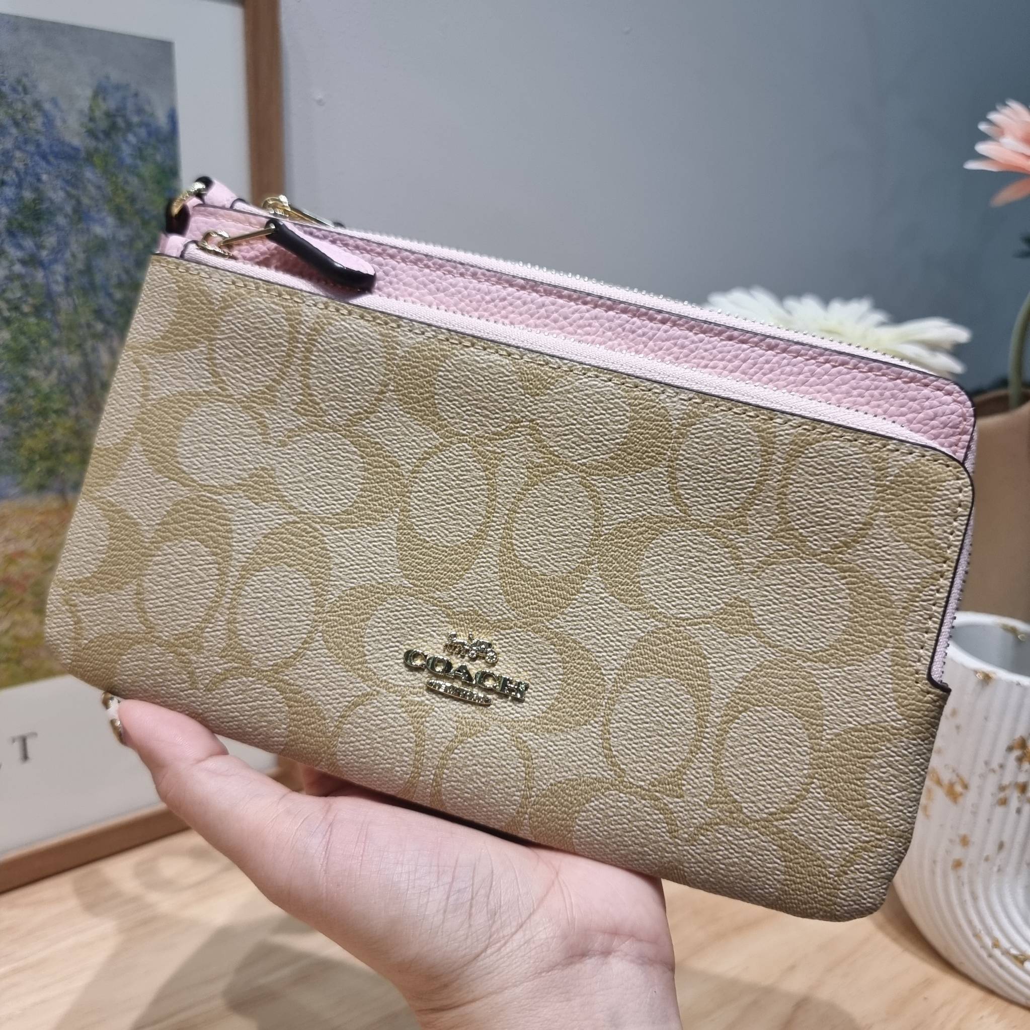 COACH DOUBLE ZIP WALLET IN SIGNATURE CANVAS / C5576 / C5610 / C7313 พร้อมส่ง 8 สี ใหม่ล่าสุด คอล 2023 กระเป๋าคล้องมือใบใหญ่ ดีไซน์ใหม่เล่นระดับ เพิ่มลูกเล่นและดีเทลให้ดูน่าใช้ยิ่งขึ้น