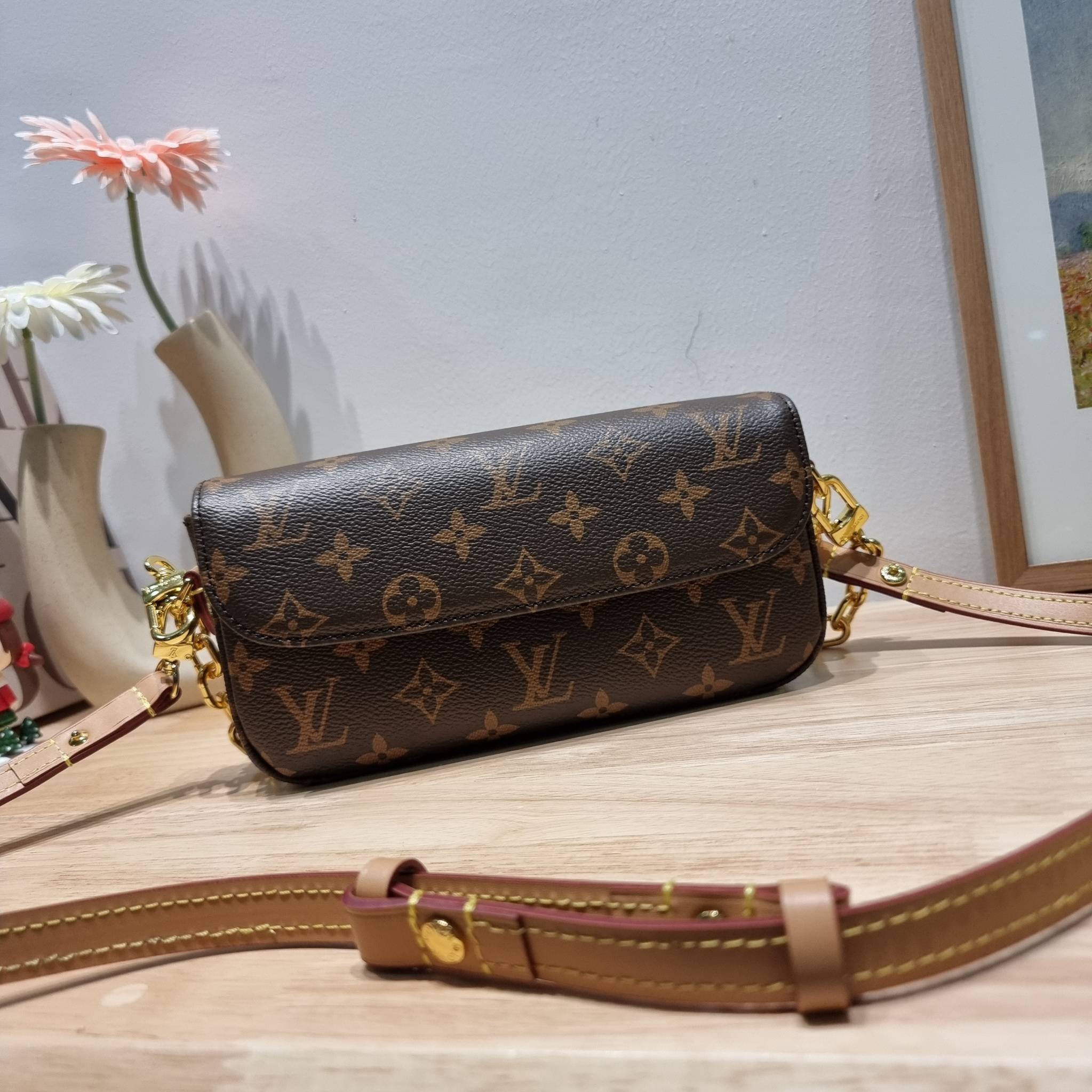 LV IVY WALLET ON CHAIN กระเป๋าสะพายกึ่งกระเป๋าสตางค์ รุ่นยอดนิยม สุดคุ้มด้วยลูกเล่นที่หลากหลาย สายสะพาย 2 เส้น สะพายไหล่และสะพายข้าง