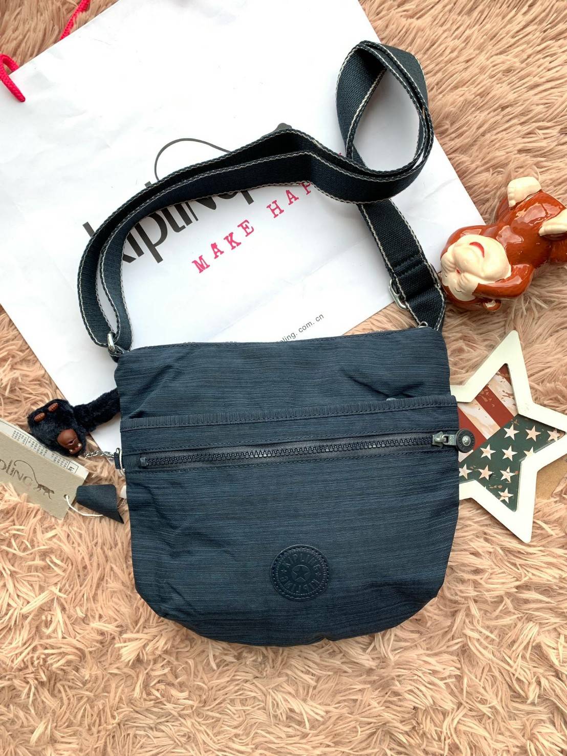Kipling ARTO Cross-Body Bag กระเป๋าสะพายข้าง วัสดุ100% Polyamide น้ำหนักเบา เปิดปิดด้วยซิปเดียวด้านบน ภายในมีช่องเล็กแตกเป็นสัดส่วน ใส่กระเป๋าสตางค์ยาวและมินิไอแพคได้ ด้านหน้ามีช่องใช้งานเพิ่ม2ช่อง สายสะพายปรับฟรีไซส์ สะพายสายคู่หรือสายเดี่ยวได้ ใช้งานได้