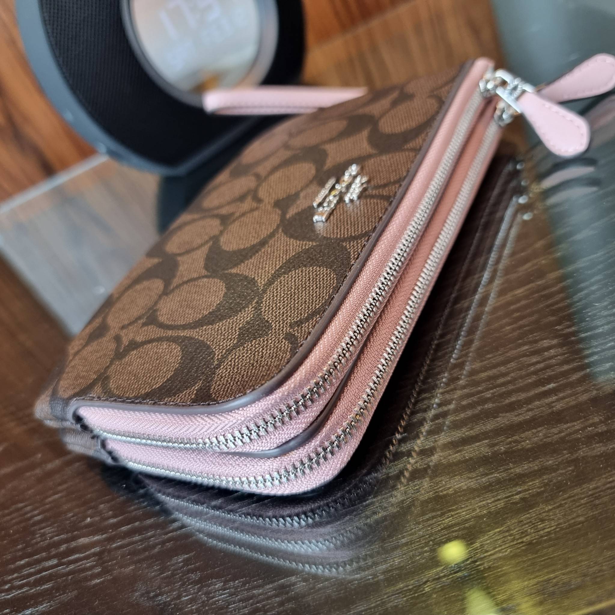 COACH F87591 DOUBLE CORNER ZIP WALLET IN SIGNATURE COATED CANVAS คล้องมือรุ่น 2 ซิป!! มาแล้วจ้า 🌟🤗 ไซส์นี้คือเหมาะมือจริงๆ พกง่ายเช่นเคย ไม่ต้องกังวลว่าจะเกะกะหรือกินพื้นที่กระเป๋าหลัก วัสดุหนังแคนวาสเคลือบลาย มีช่องหลักแยก 2 ช่อง ภายในบุผ