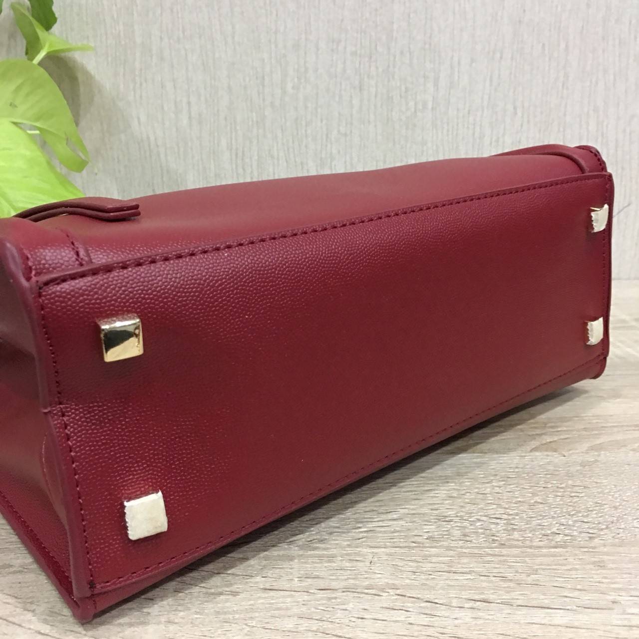 New Arrival CHARLES & KEITH Front Zip Structured พร้อมส่งรุ่นใหม่ล่าสุดค่ะ!!! กระเป๋าถือและสะพายข้าง หนังสวย ทรงเก๋ น้ำหนักเบา ด้านหน้าติดอะไหล่โลโก้แบรนด์หรู มีช่องซิปยาวหนึ่งช่อง เปิดปิดแบบกระดุมแม่เหล้ก ด้านในแบ่งสามช่อง มีช่องซิปกลาง ช่องหน้าหลังโล่ง 