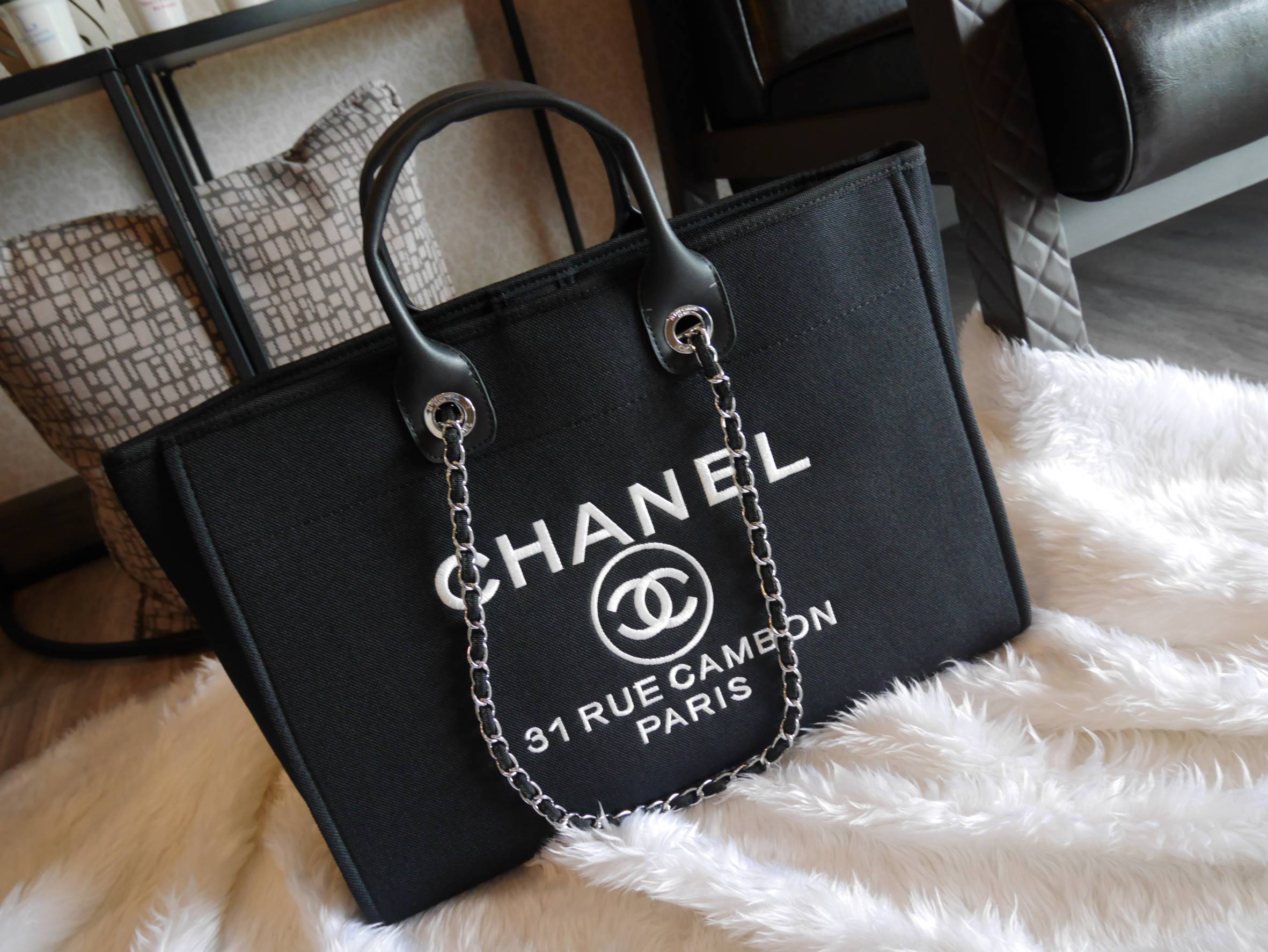 How Cute! 🎄🎄 รุ่นใหม่ล่าสุด!! ที่สาวๆรอคอย Chanel tote canvas bag จากงานพรีเมี่ยม VIP GIFT รุ่นดังเลยค้า Size ใหญ่อลัง บอกเลยว่า **งานดีที่สุด ตัวกระเป๋า กระเป๋าผ้าเป็นผ้า canvas เนื้อดีสมราคา สัมผัส นุ่มลื่นมือมากกกก อะไหล่เงินปั้มแบรนด์แ