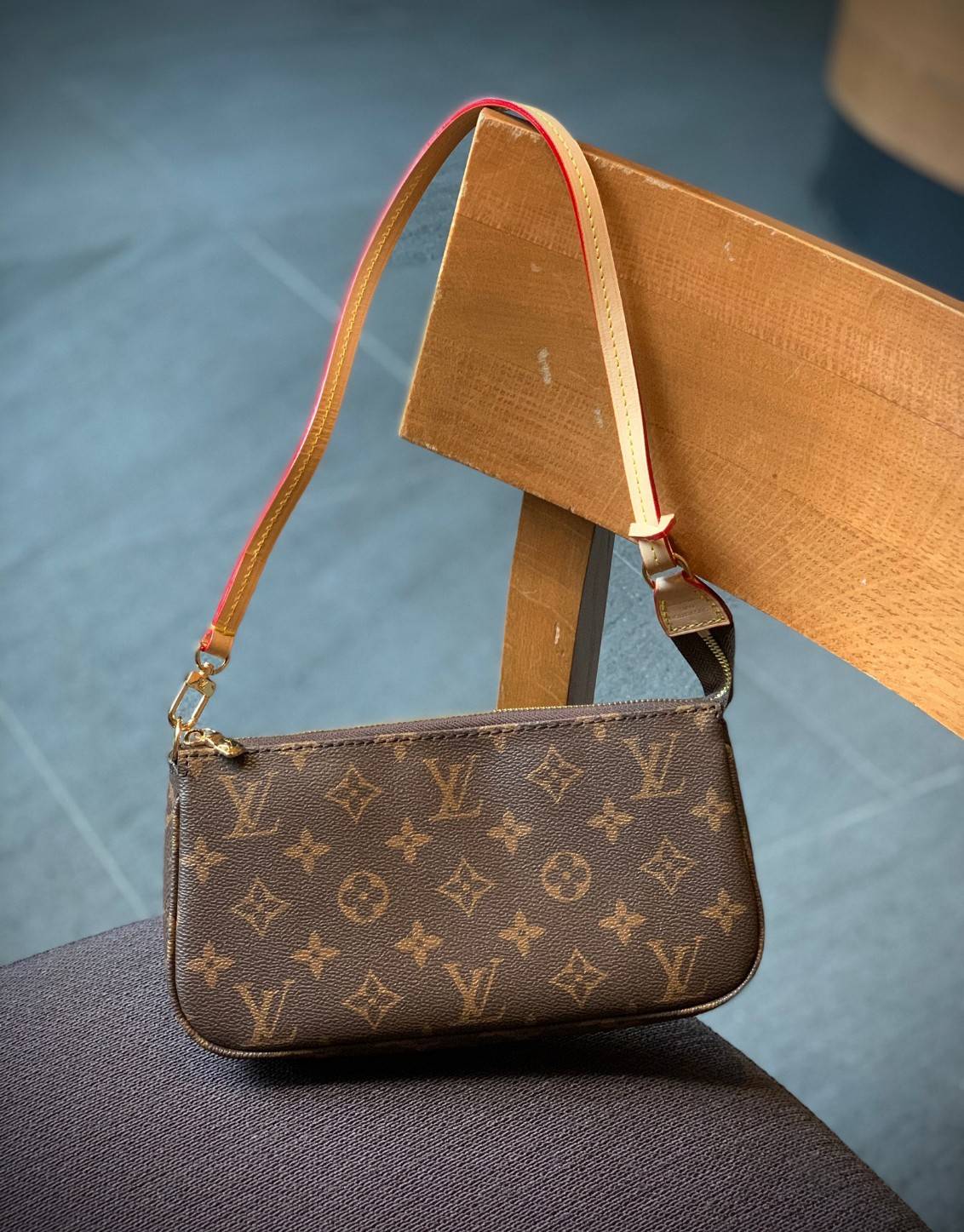 น้องน่ารักน่าใช้มากๆค่ะ LOUIS VUITTON POCHETTE ((Premium Gift Lv)) กระเป๋าหิ้ว//คล้องไหล่//สะพายข้าง//หรือถือแบบคลัท ชิลๆได้เลยค่า หนังแกะแท้นิ่มสวย เปิดปิดกระเป๋าแบบซิป ภายในสามารถใส่กระเป๋าเงินใบกลางได้; มือถือได้;พาสปอร์ตได้;ของจำเป็นจุกจิกสาวๆได้เยอะเ