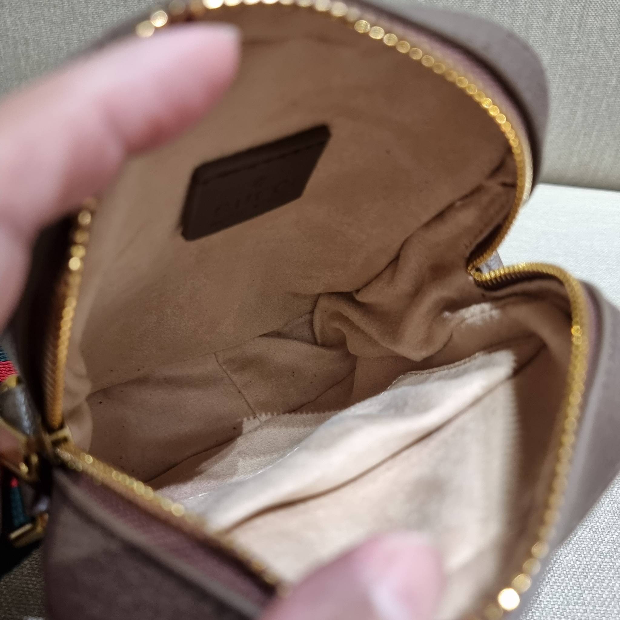 VIP 】GC VIP MINI MESSENGER CROSSBODY BAG กระเป๋าสะพายข้างพรีเมี่ยมกิ๊ฟลุคสปอร์ต เรียบแต่แอบหรู ไซส์มินิ น่าใช้!! วัสดุหนังแคนวาส ไม่ต้องห่วงเรื่องความทนทาน ✔️ ตกแต่งสายคาดหรู เท่ ดีไซน์สีตามสัญลักษณ์แบรนด์ เข้ากันมากๆ!! เปิด-ปิดด้วยซิป ด้านหน้ามีช่