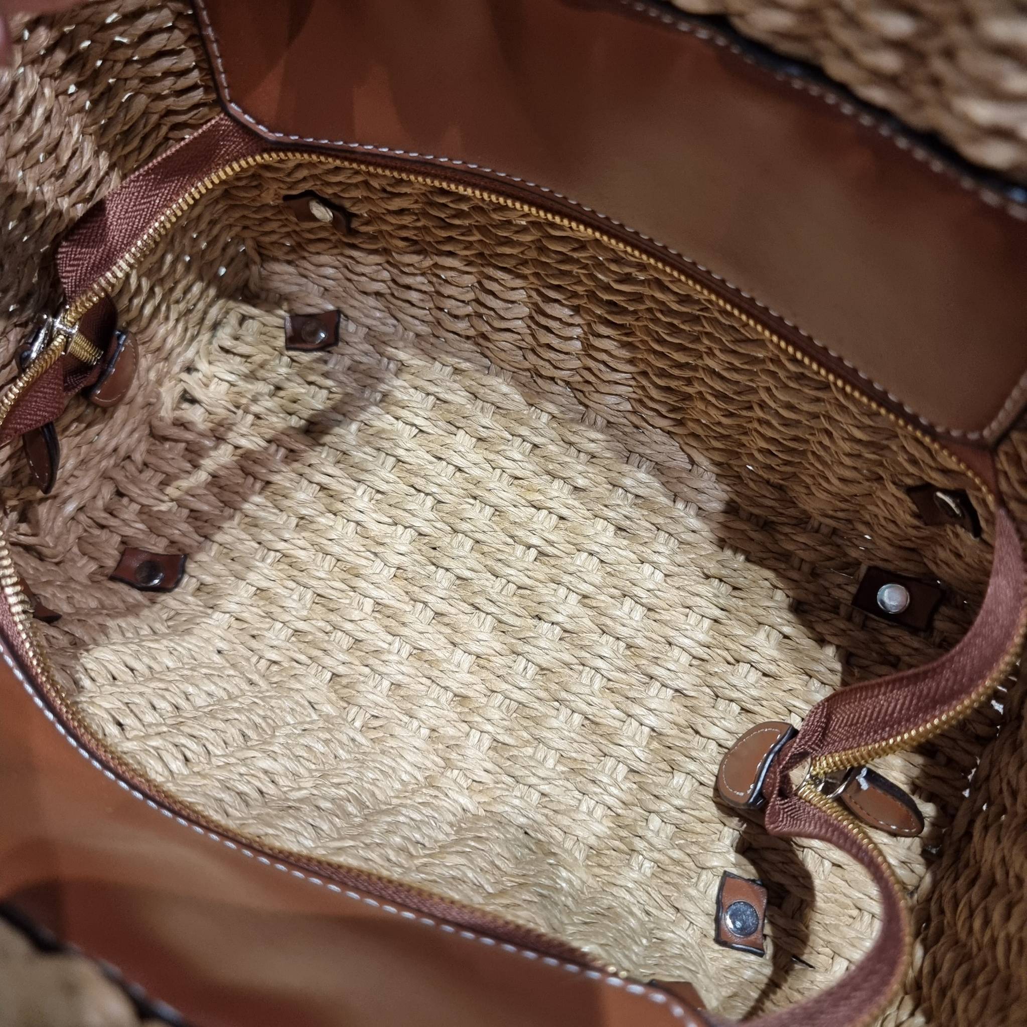 PRADA CORN HUSK AND LEATHER TOTE ธรรมชาติเป็นหนึ่ง!! กับอีกไอเท็มรักษ์โลก ด้วยดีไซน์ล้ำทันสมัย ผสานกับวัสดุจากธรรมชาติ ออกมาเป็นลายสานที่สวยหรู ไม่กระด้าง กระเป๋าทรงโท้ท ขนาดกำลังสวย มาพร้อมหูจับในตัว มีซิปรูปเปิด-ปิดที่ปากกระเป๋า ภายในโล่งกว้าง ใส่ของได้