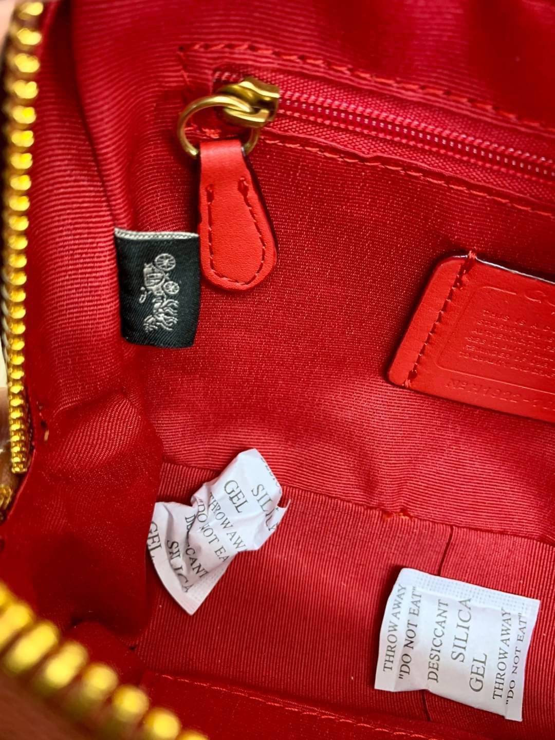 COACH Coated Canvas Signature Camera Bag 16 | Tan Rust (1025) เคลียร์สต๊อคมีไม่มากนะคะ! พร้อมส่งค่ะ! กระเป๋าทรงกล่อง pvc หนังนิ่มค่ะ เปิดปิดกระเป๋าแบบซิป ภายในสามารถใส่มือถือได้ทุกรุ่น;กระเป๋าเงินใบกลางได้;ของอื่นๆได้จุค่ะ;มีช่องซิปและช่องเล็กให้ใส่ของจุก