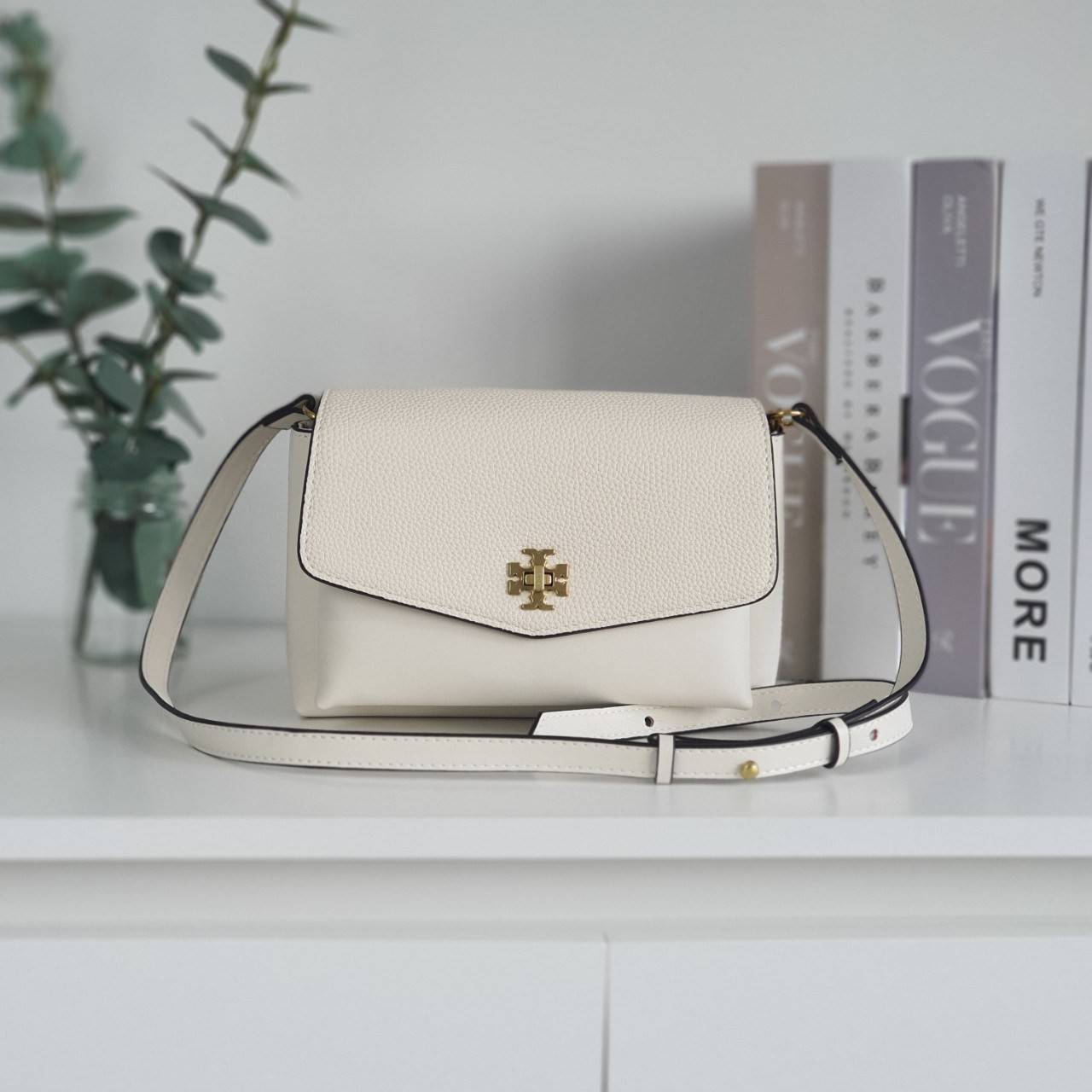 TORY BURCH CROSSBODY BAG กระเป๋าสะพายข้าง **หนังสวยมาก อะไหล่ทองวินเทจ ด้านหน้าประดับโลโก้แบรนด์ เปิดปิดด้วยตัวล็อคหมุน ภายในโล่งกว้างบุผ้าปั้มแบรนด์ มีช่องใส่ของ 3 ช่องใหญ่ พร้อมช่องซิปและที่เก็บบัตร มาพร้อมสายยาวถอด-ปรับระดับได้ ขนาดกำลังดี รีบคว้าด่วนค
