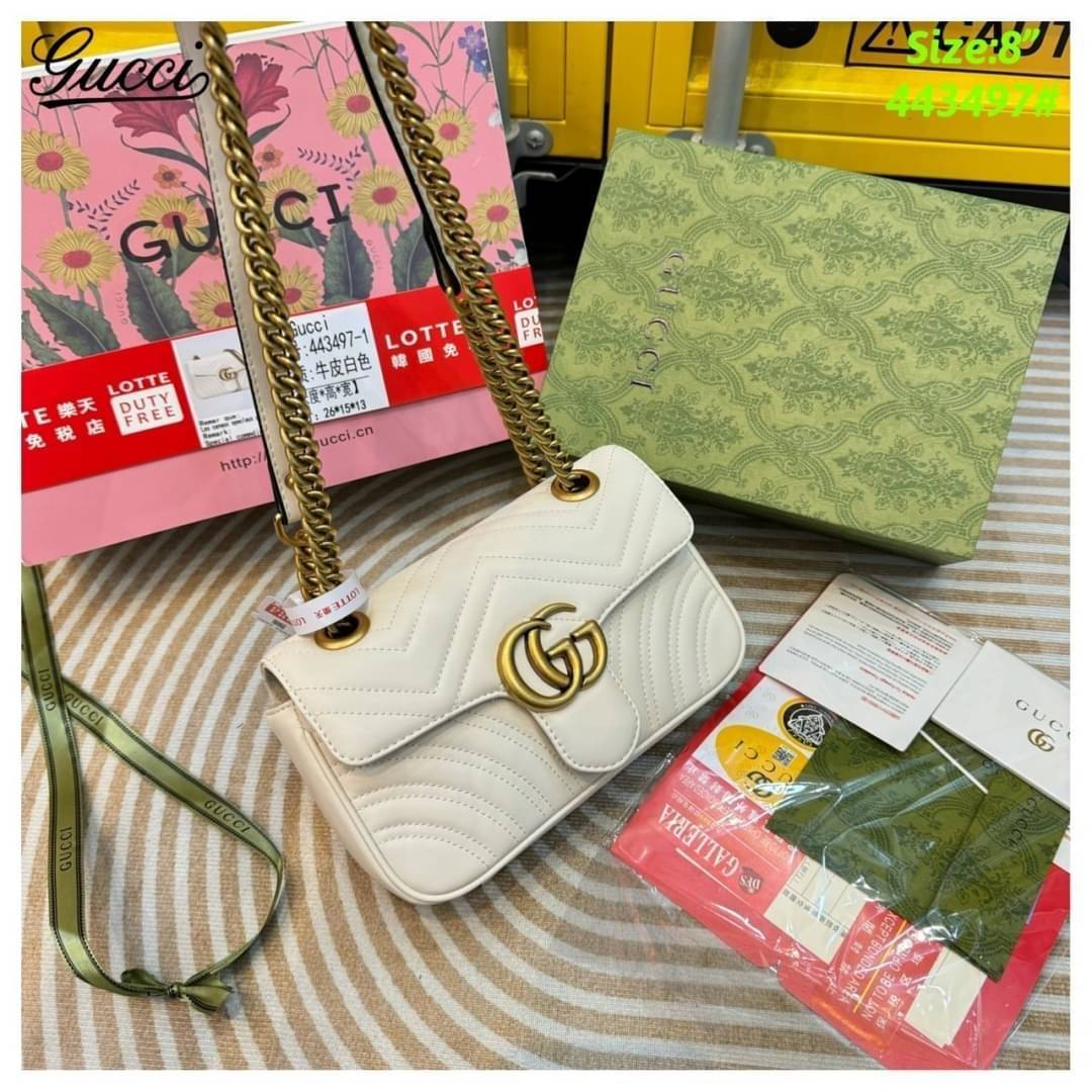 GUCCI GG Marmont shoulder bag กระเป๋าสะพายข้างรุ่นคลาสสิค สะพายขับผิว ดูแพง อัพลุคได้สบายๆ เปิด-ปิดด้วยตัวกดล็อคแน่นหนา ด้านหลังดีไซน์รูปหัวใจ