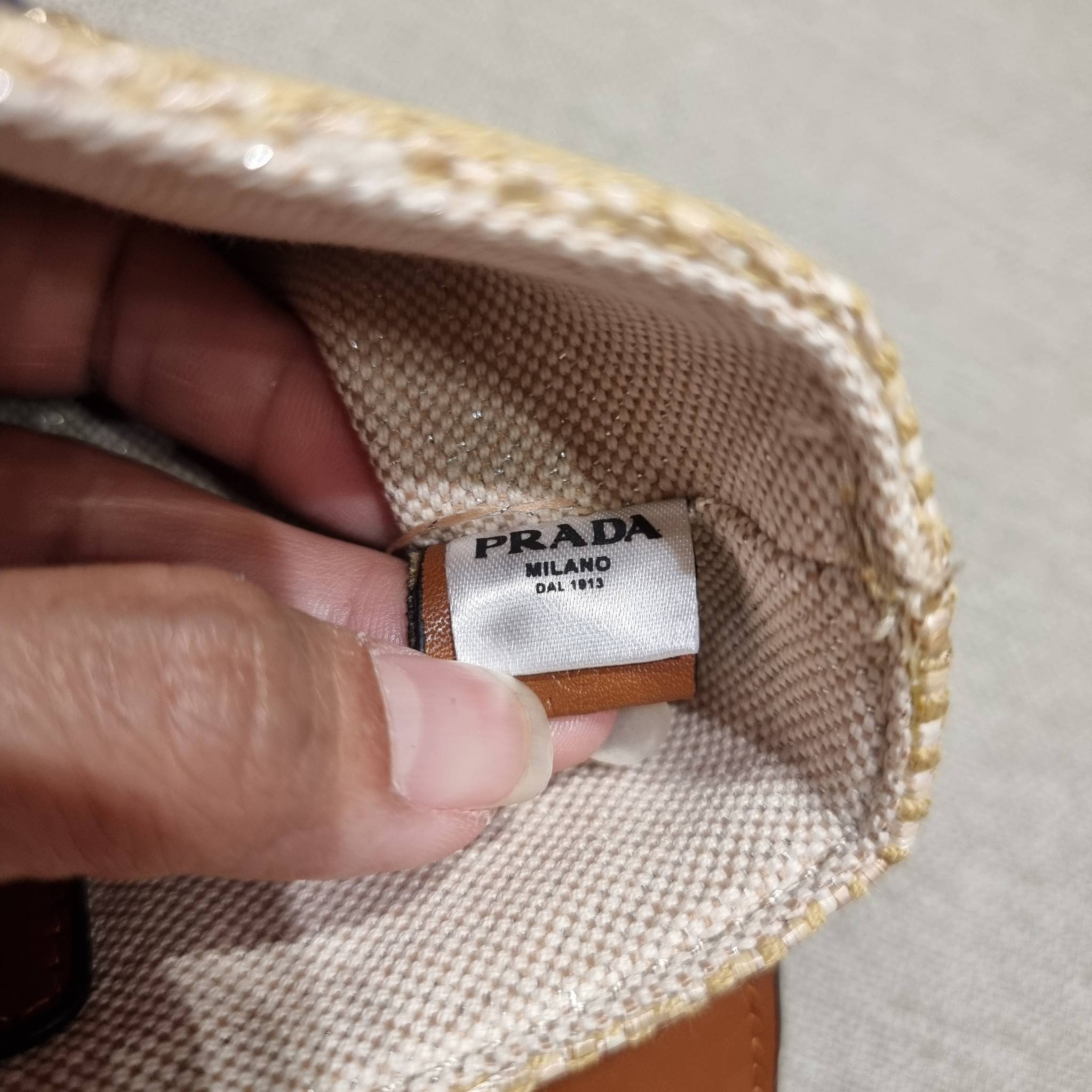 VIP 🥂 PRADA RAFFIA AND LEATHER SHOULDER BAG ลายสานกำลังฮิต! ปังไม่ไหว! ด้วยดีไซน์ล้ำทันสมัย ตกแต่งหนังแท้ผสานกับวัสดุจากธรรมชาติ ออกมาเป็นลายสานที่สวยหรู กับกระเป๋าสะพาย ไซส์กำลังน่ารัก ใส่โทรศัพท์ได้ พกพาง่าย เปิด-ปิดด้วยกระดุมแม่เหล็ก ภายในเป็นช