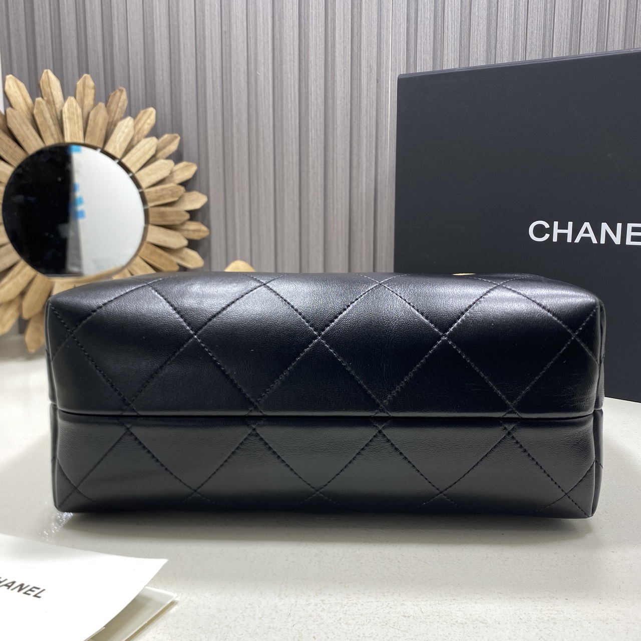 ORI หนังแท้ | CHANEL Shopping Bag 25A Suede Bag กระเป๋าช้อปปิ้งทรงโท้ท ดีไซน์ใหม่ทรงยาว หนังกลับสีทูโทน ในคอล Métiers D'art 2024/25 ดีไซน์ใหม่หนังกำมะหยี่โทนน้ำตาล ใช้งานง่าย สวยหรูดูแพง