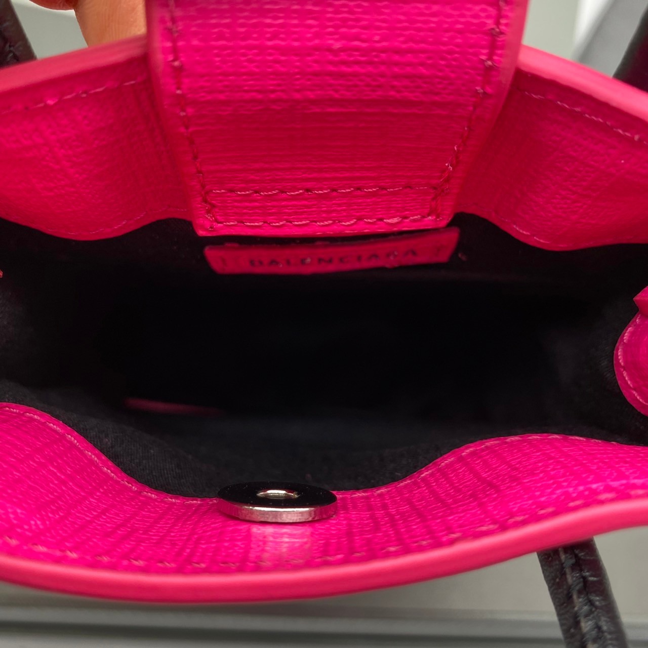 หนังแท้ BALENCIAGA Shopping Phone Pouch leather tote พกกระเป๋าช้อปปิ้งขนาดมินิ ไปทุกที่ในฤดูกาลนี้ ดีไซน์ที่ใช้ได้ทุกวันตั้งแต่หนังแบบมีเท็กซ์เจอร์ ภาพสินค้าถ่ายจากงานขายจริง ใช้งานต่างประเทศได้