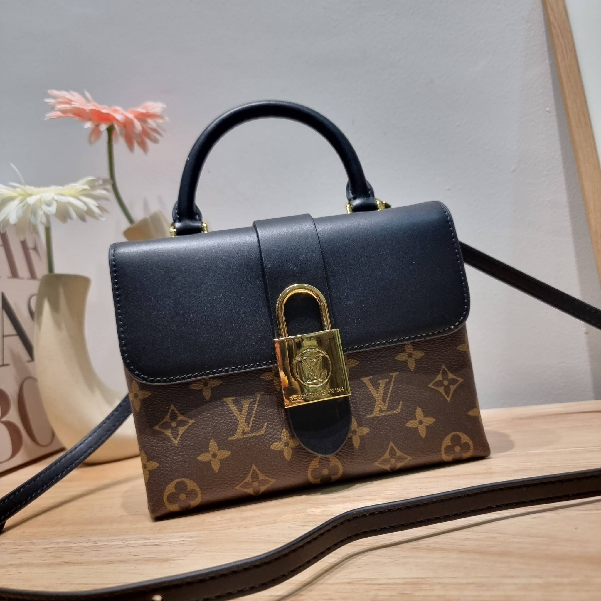 LV LOCKY BB MONOGRAM กระเป๋าสะพายข้าง ดีไซน์หรู ใหม่ล่าสุด สวยถึงบ้านได้ก่อนใคร มีใช้เลิศๆทันปีใหม่แน่นอน คุ้มที่สุด