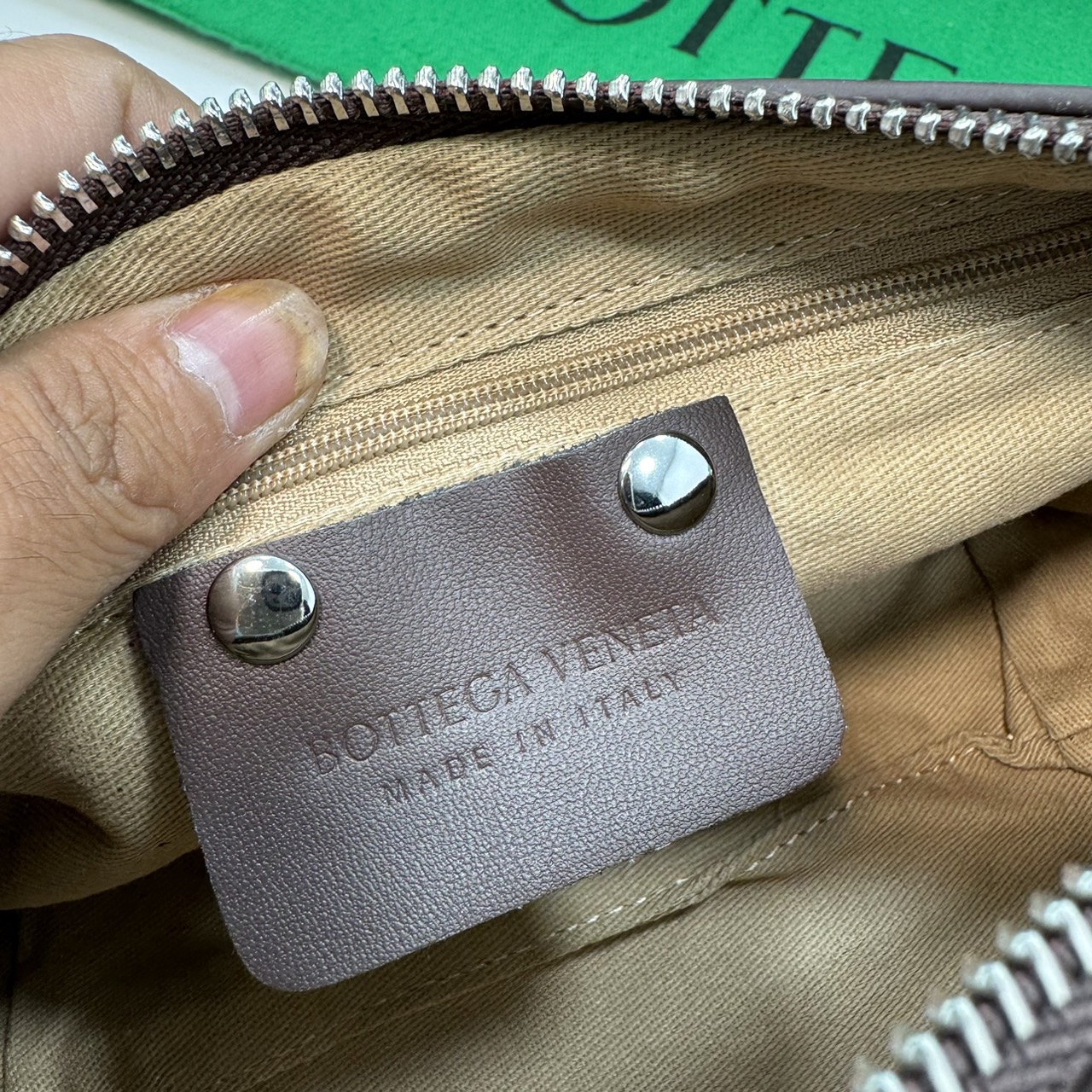 BOTTEGA MINI CABAT LEATHER TOTE BAG กระเป๋าสะพายขนาดมินิ พร้อมใบลูก ดีไซส์สานเป็นเอกลักษณ์ หนัง nappa นิ่มสวยงาม