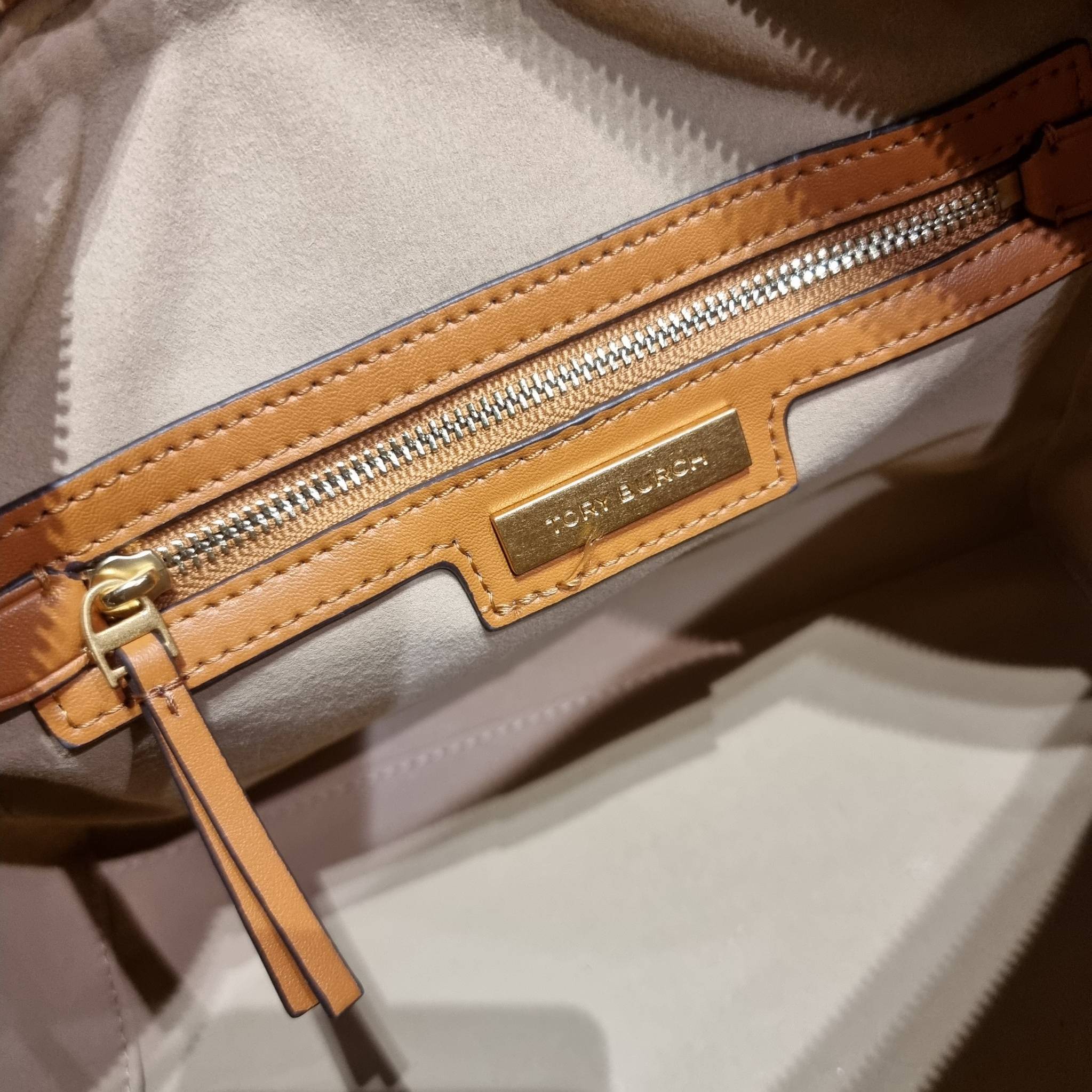 TORY BURCH T MONOGRAM JACQUARD EMBROIDERED DUFFLE คอลใหม่ล่าสุด สวยพร้อมเสิร์ฟแบบไม่ต้องรอพรีฯ ลายโมโนแกรมสุดคลาสสิคที่ถูกดีไซน์รังสรรค์ด้วยงานปักสุดชิค น่าใช้ใจฟูแค่แรกเห็น!! วัสดุ jacquard woven สลับหนังแท้ หูจับในตัว และพร้อมไปเลยกับสายสะพายข้าง ที่จะถ