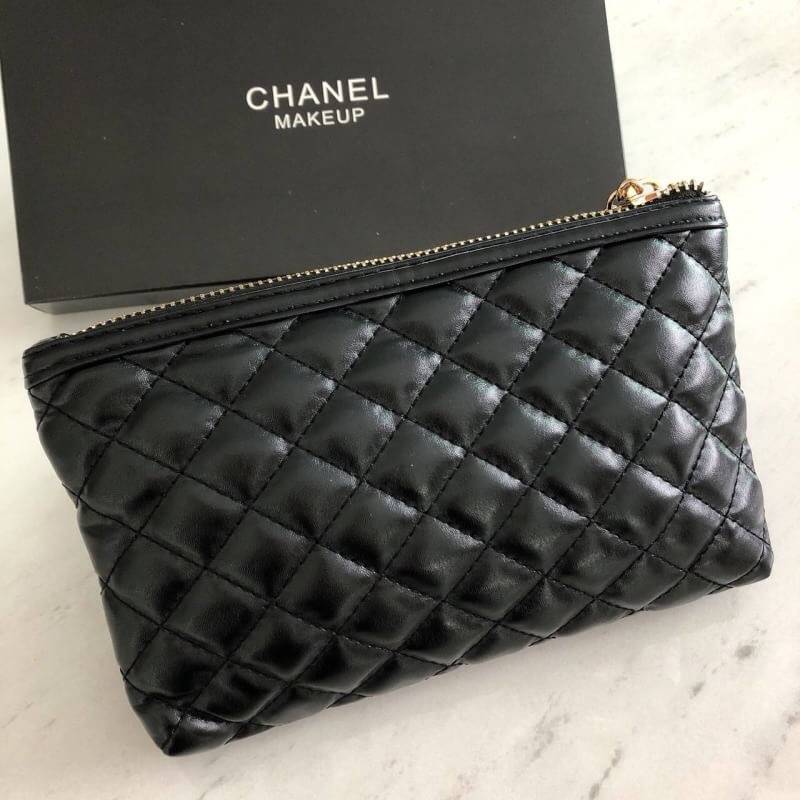 Vip Gift Premium Gift พรีเมี่ยมกิ๊ฟ แท้💯 สินค้าแถมจากเค้าเตอร์เครื่องสำอางค์ที่ญี่ปุ่น กระเป๋า Chanel Quilted Pouch Logo with Box Size : Size : 20x13x2 cm. Material : PU กระเป๋า Chanel ขนาดกำลังดีคะ พกพาสะดวก มาพร้อม original box