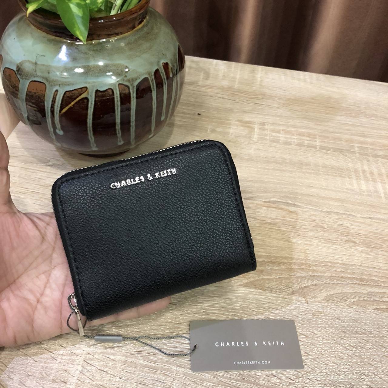 สีใหม่เข้าเพิ่มค่ะ! CHARLES & KEITH SHORT WALLET กระเป๋าสตางค์สั้นซิปรอบรุ่นใหม่ล่าสุดหนังคาเวียร์สวยหรูอยู่ทรงสไตล์PRADA ด้านหน้าประดับโลโก้แบรนด์ ภายในมีช่องใส่รูป ช่องซิปใส่เหรียญ และช่องใส่บัตรหลายช่อง สามารถใส่แบงก์พัน ธนบัตร เหรียญ ได้เหมือนกระเป๋าใ