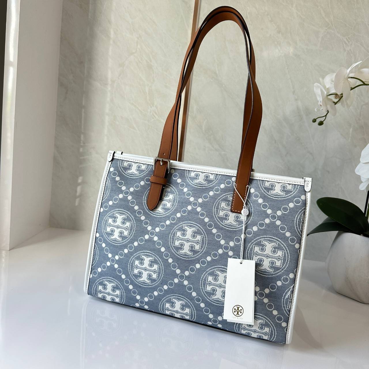 Tory Burch Small T Monogram Denim Tote / Tory Burch Demim Jacquard Small Tote คอลเลคชั่นใหม่ กระเป๋าทรงโท้ท ทรงสี่เหลี่ยมใบใหญ่ วัสดุผ้าเดนิมสลับหนังแท้ ภายในช่องโล่งกว้างจุได้เยอะ