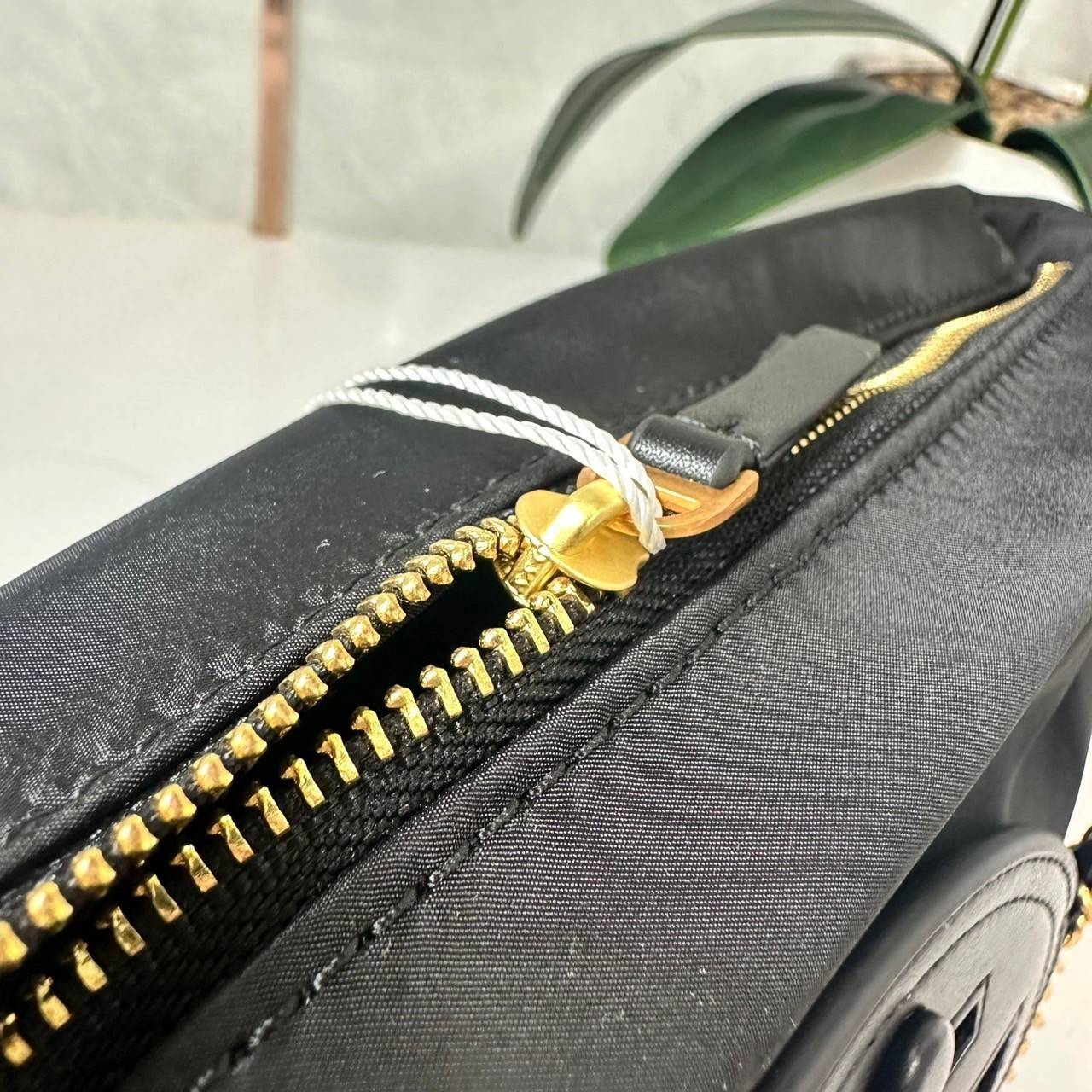 TORY BURCH Ella Chain Crossbody Nylon Bag กระเป๋าคล้องไหล่สายโซ่หรูหราโดดเด่นด้วยโลโก้หนังด้านหน้า สามารถปรับสะพายคอสบอดี้ สะพาลไหล่ได้