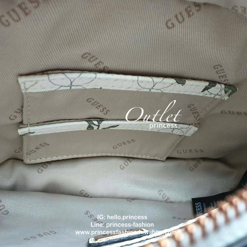GUESS FLORA CROSSBODY BAG กระเป๋าสะพายหนังพิมพ์ลายดอกไม้อะไหล่สีโรสโกลด์ดูอ่อนหวาน ด้านหน้าติดโลโก้แบรนด์ เปิดปิดด้วยซิป ด้านในโล่งกว้าง มีช่องซิปเล็ก สามารถใส่กระเป๋าสตางค์ใบยาว มือถือ ของจุกจิกได้เยอะ ขนาดกำลังดีนะคะ ตัวจริงสวยน่าใช้มากๆค่า