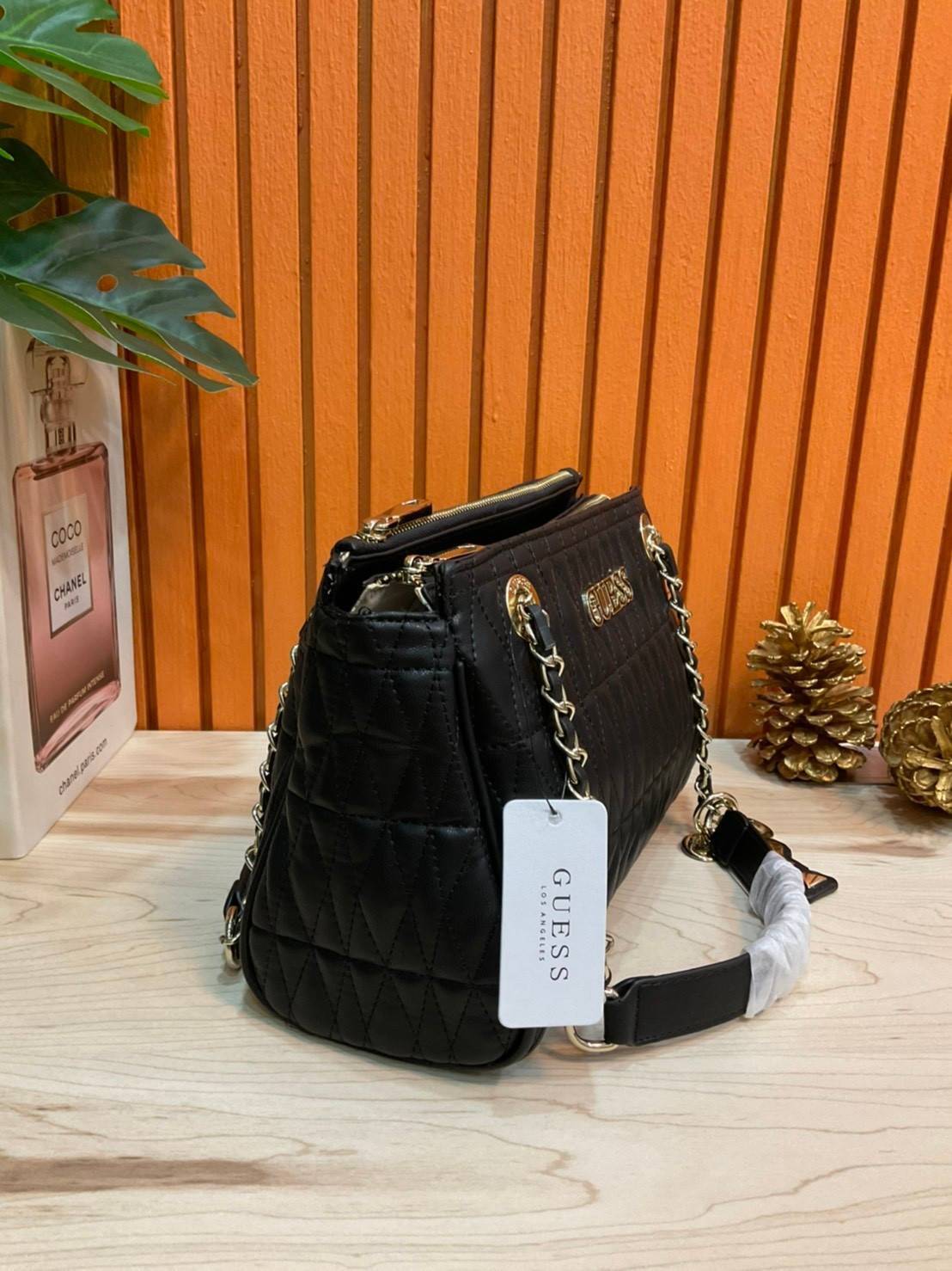 ของแท้ แท้ 100% GUESS CROSSBODY BAG กระเป๋าถือหรือสะพาย ขนาดกำลังดี วัสดุ pu. faux leather หนังนิ่ม นุ่มมาก สวยอยู่ทรง