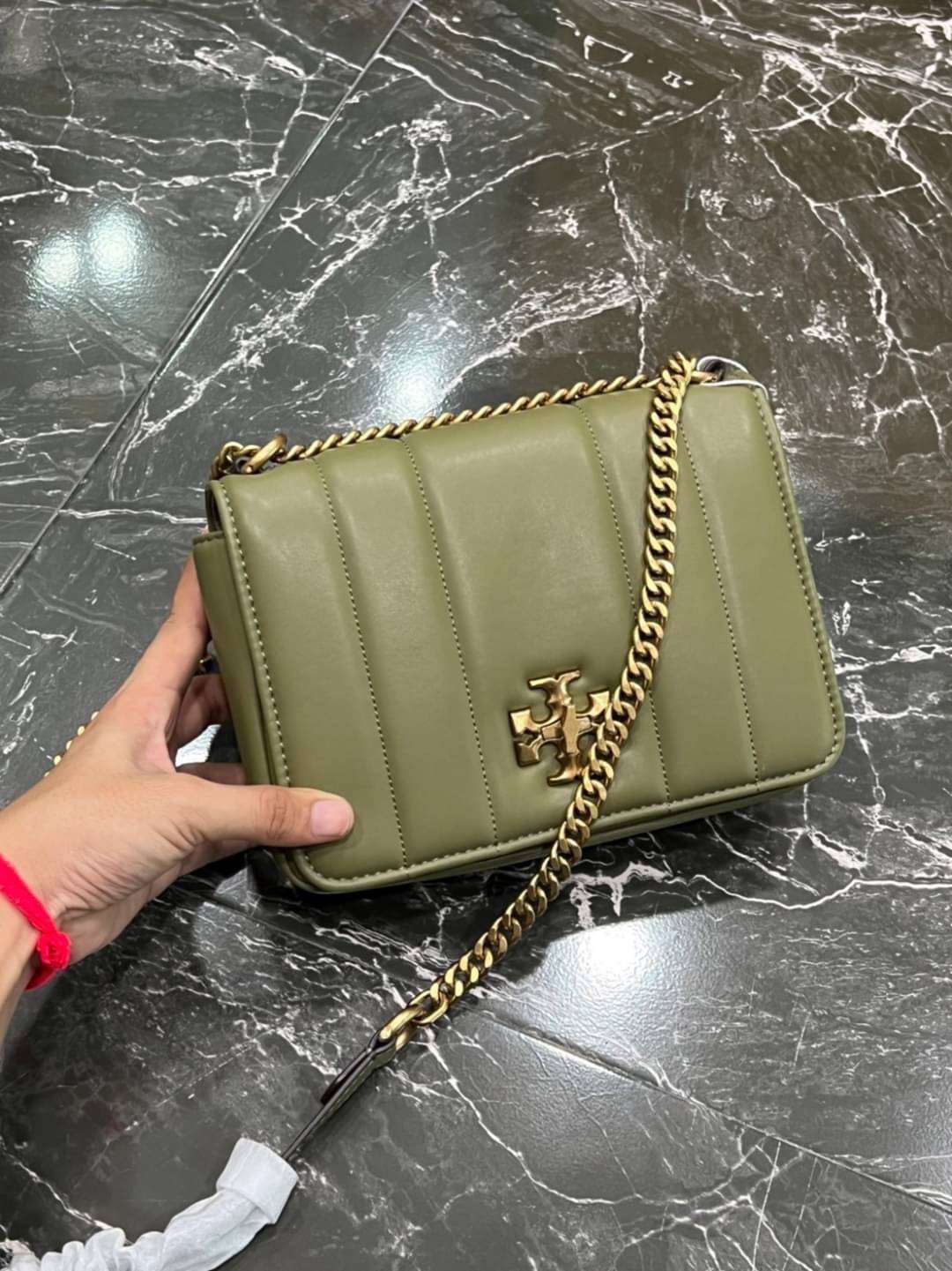 Tory Burch Our Kira shoulder bag with beveled turn-lock hardware พร้อมเสิร์ฟสีคลาสสิค กระเป๋าถือ/สะพาย ทรงสวย สะพายคล่องตัว ดีไซน์เส้นคมสวยหรู สัมผัสดีงาม นิ่มมือ เปิด-ปิดด้วยอะไหล่บิดล็อค ภายในเป็นช่องโล่ง สะพายไปไหนก็สะดวก แนะนำสวยก่อนใครได้ที่นี่ จัดไป