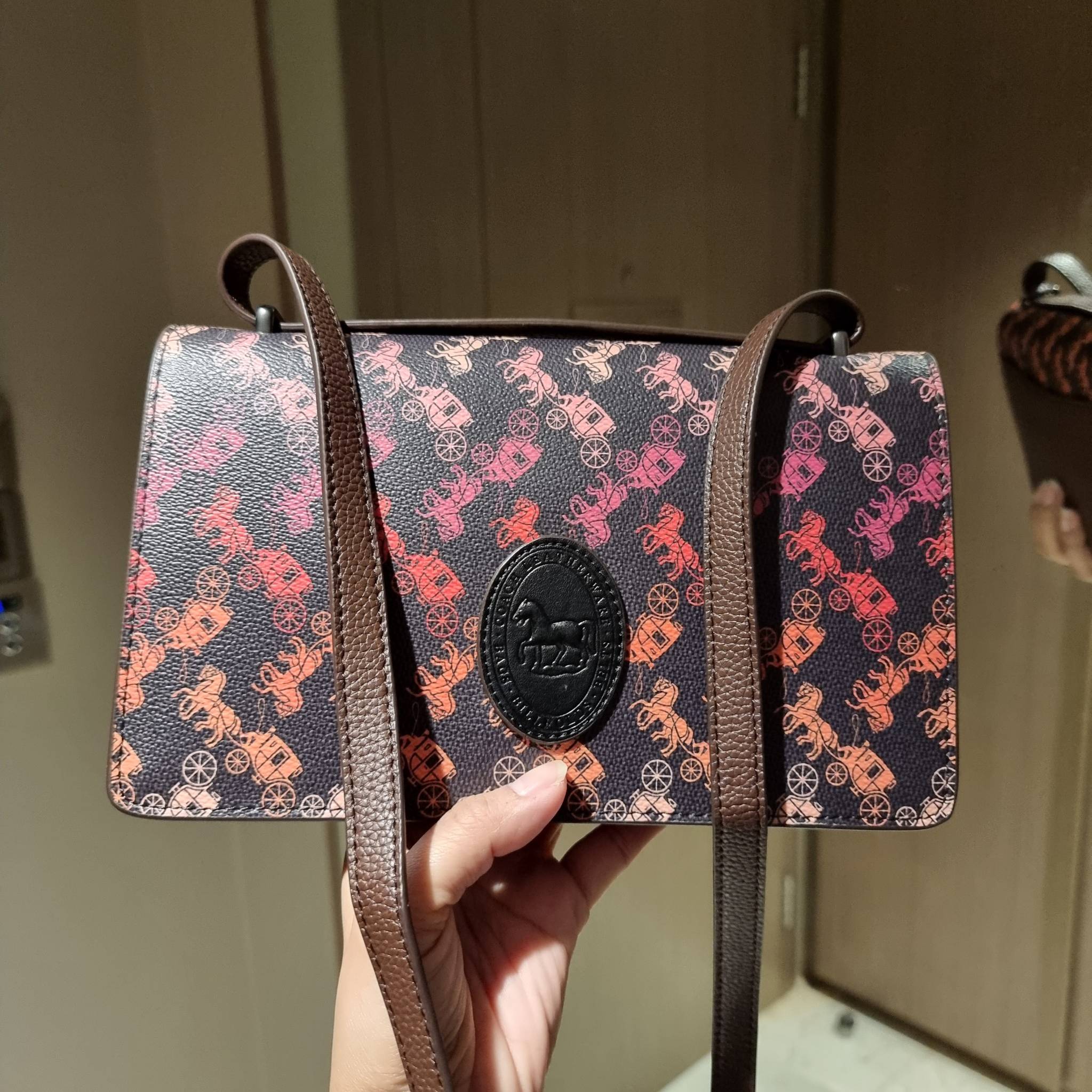 OUTLET 】COACH 88343 CAMILLE CROSSBODY WITH HORSE AND CARRIAGE PRINT AND ARCHIVE PATCH คอลเลคชั่นหายาก ที่สาวๆตั้งตารอ!! ด้วยดีไซน์ลุคผู้ดี ตกแต่งลวดลายออกมาดูโดดเด่น กับกระเป๋าสะพายที่ปรับใช้ได้หลายหลายสไตล์ สะพายไหล่สายคู่ สะพายข้างสายเดี่ยว หรือจะเอาสาย
