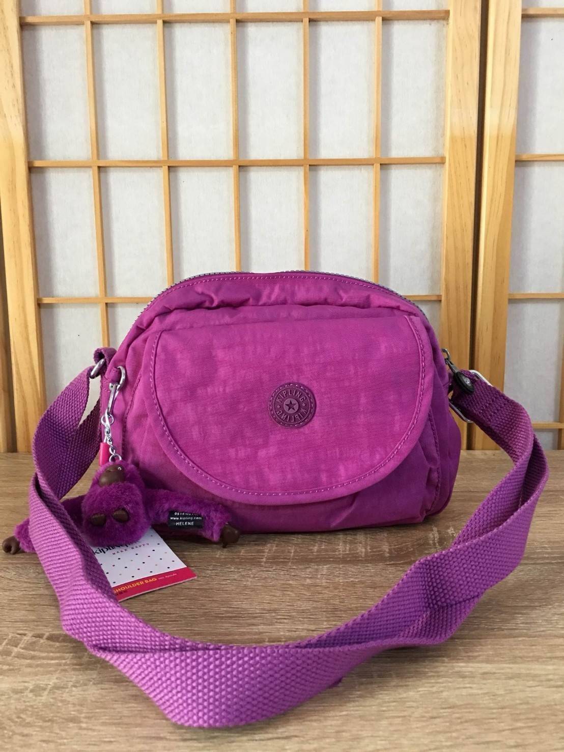 Kipling nylon shoulder bag K15313 กระเป๋าสะพายข้าง วัสดุ nylon บุด้วยนวมที่ฐานกระเป๋า เพิ่มความนุ่มค่ะ ขนาดกำลังน่ารักสะพายคล่องตัว ด้านหน้ามี ช่องใส่ของ 1 ช่อง ช่องหลักเปิดปิดด้วยซิป ภายในโล่งจุได้เยอะ ใส่กระเป๋าสตางค์ใบยาวได้ มีช่องซิปเล็กและสายห้อยกุญแ