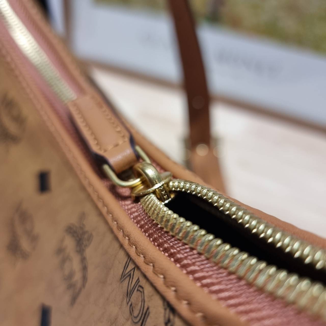 พร้อมส่ง 3 สี M.C.M AREN HOBO IN VISETOS กระเป๋าสะพายทรงโฮโบ ทรงสวยมาก เกรดท็อปออริ สลับแท้ 1:1 เกรดดีสุด ใช้ต่างประเทศได้ ขนาดกำลังดี จุของได้เยอะ ใช้งานสะดวกด้วยการรูดซิป พิเศษแถมพวงหนังและชุดกุญแจล็อคมาให้ด้วย