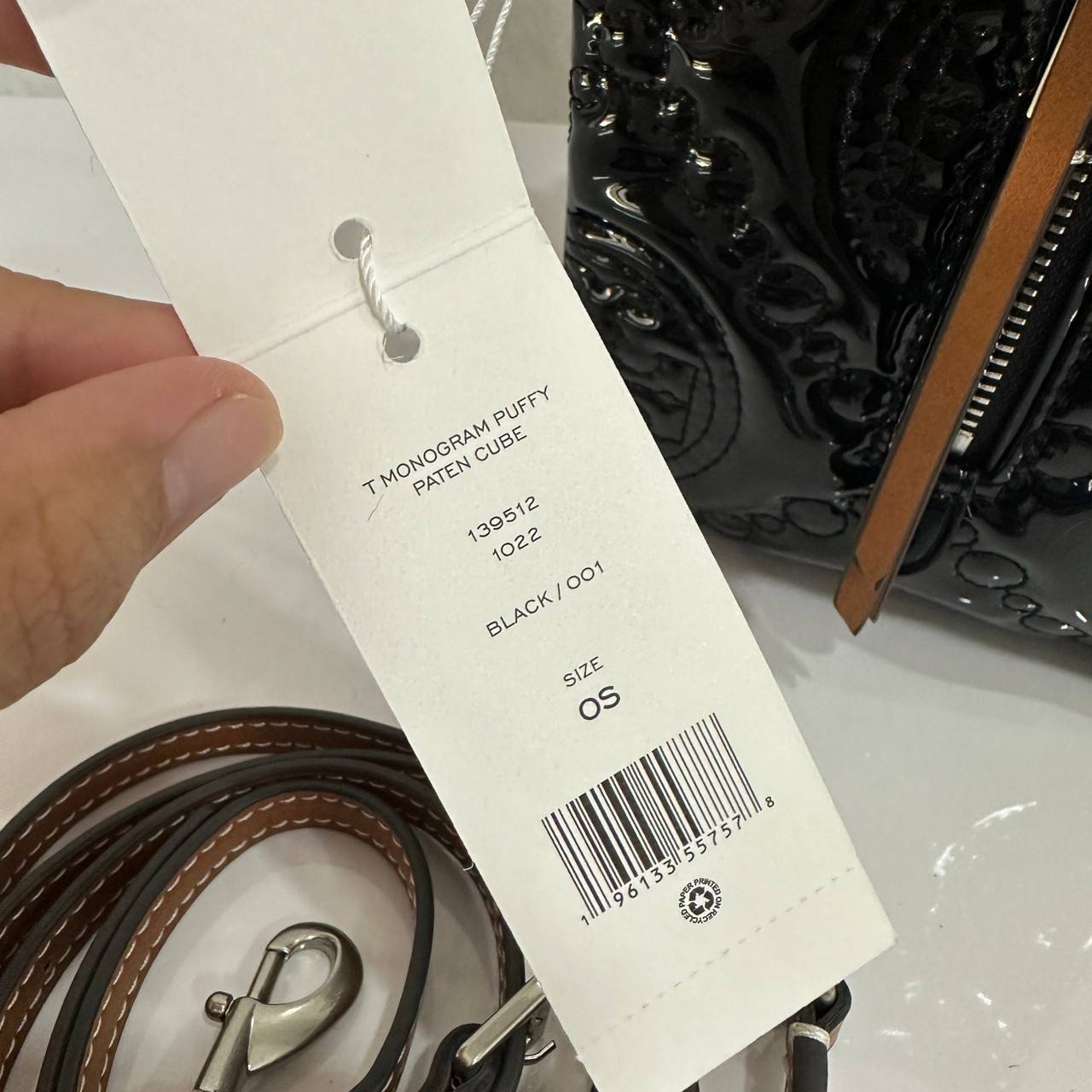 Tory Burch T Monogram Embroidered Patent Cube คอลเลคชั่นใหม่ รุ่นลิมิเต็ดรูปทรงใหม่ T Monogram สุดcube วัสดุหนังแท้ เปิด-ปิดด้วยซิป ภายในกว้าง มีช่องแยก 1 ช่อง สามารถใส่โทรศัพท์มือถือได้ทุกรุ่น สามารถถือหิ้วหรือสะพายได้ สายสามารถถอดและปรับระดับได้คะ